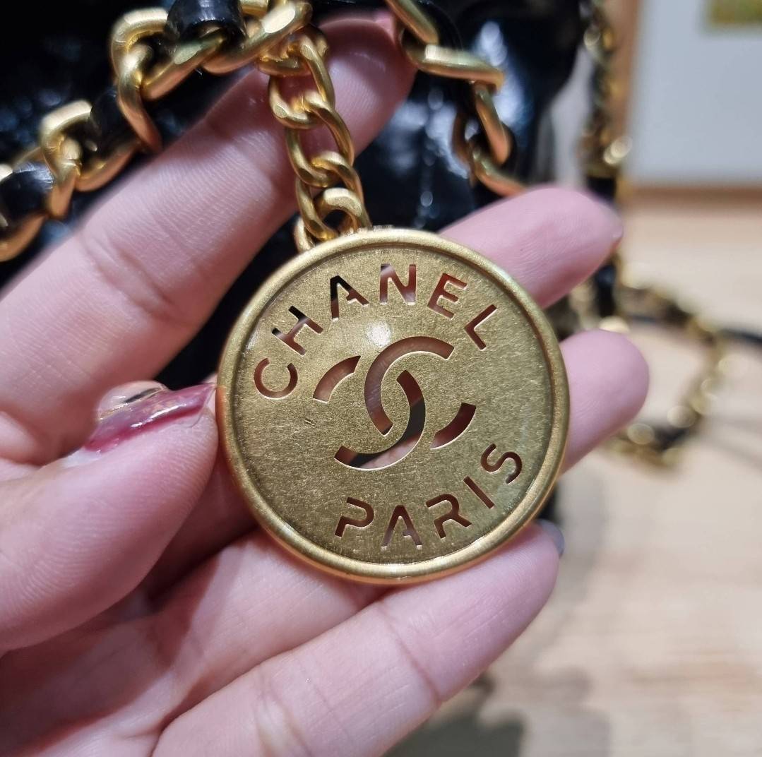 Chanel 22 mini bag / CHANEL 22 MINI HANDBAG พร้อมส่ง 4 สี กระเป๋าสะพาย ดีไซน์เรียบหรู โดดเด่นจากสายสะพายโซ่สีทอง และเหรียญโลโก้ ใช้ได้ง่ายๆไปเลยทุกโอกาส