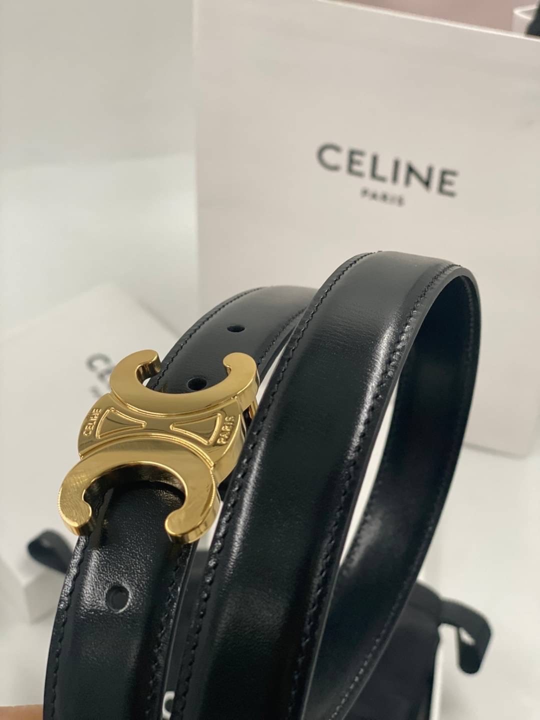 CELINE BELT 2.5cm เข็มขัดที่ควรมีที่สุดในยุคสมัยนี้ค่า เข็มขัดซีลีนหนังแท้สวย เกรดท็อปออริ เกรดดีสุด 1:1 สลับแท้ ใช้งานต่างประเทศสบายใจเลยค่า ตามตะลิสไปเลยย รับรองปังๆๆ
