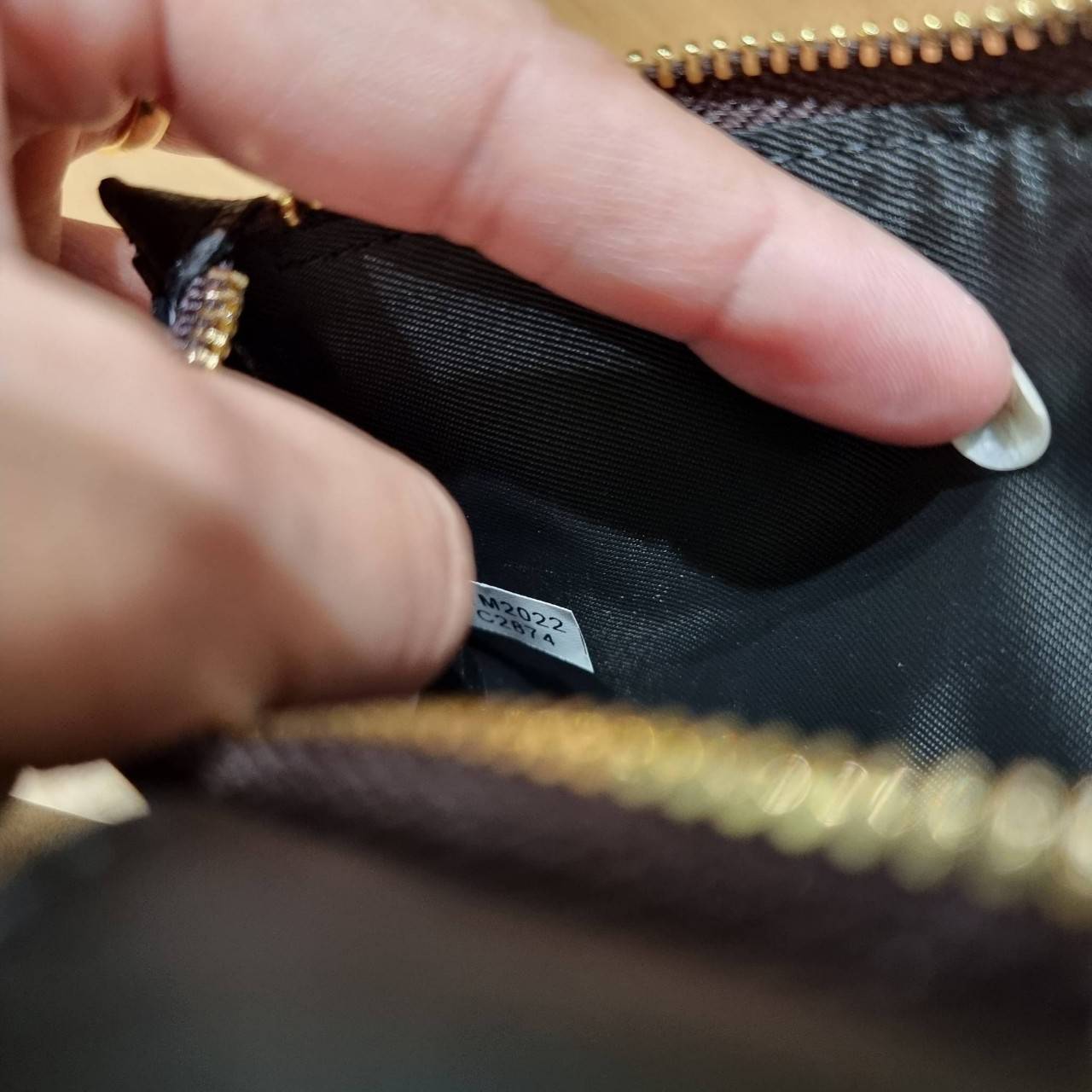 พร้อมส่ง 7 สี COACH C2874 TECH WALLET IN COLORBLOCK SIGNATURE CANVAS จัดให้สีใหม่ก่อนใคร!! ดีไซน์ใหม่ คอลเลคชั่นสวยหรู กระเป๋าสตางค์พร้อมสายคล้องมือ ง่ายต่อชีวิตมากจ้า!! มันดีอะไรเบอร์นี้ ใส่ได้ทั้งบัตร และโทรศัพท์ก็ใส่ได้ทุกรุ่น แถมยังมีช่องซิปแยกไปอีก ช