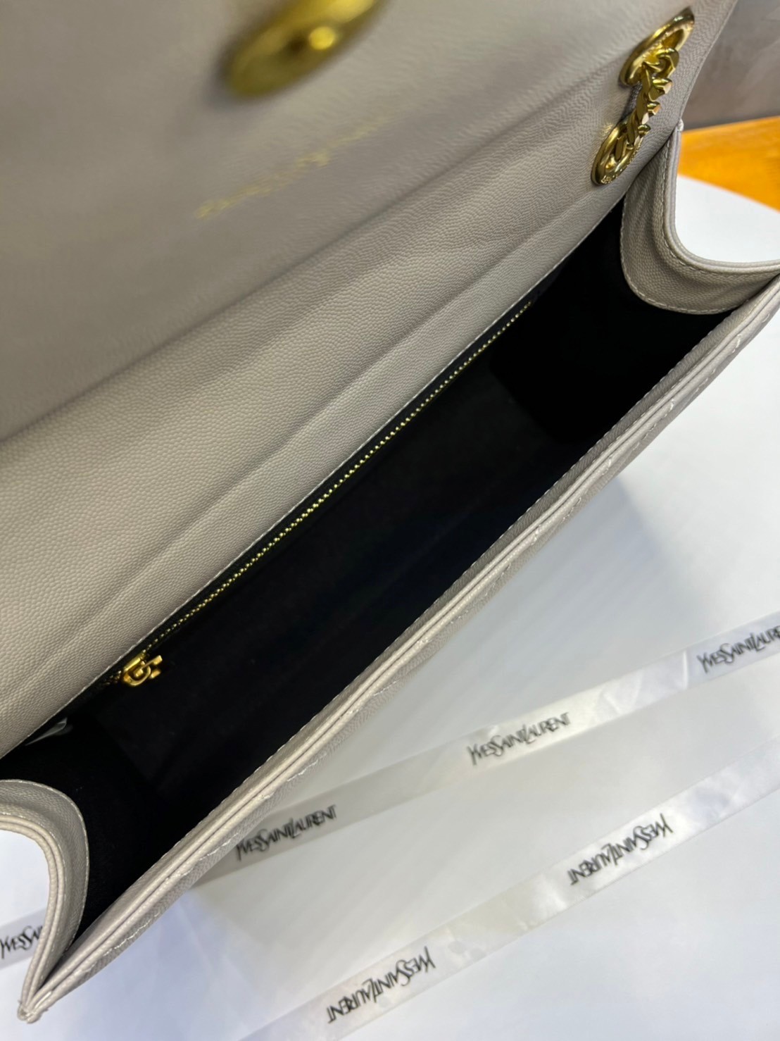 หนังแท้ YSL college large chain bag in quilted leather 30cm กระเป๋าสะพายใบใหญ่ ดีไซน์ทรงสวยหรู ตอบโจทย์ได้ทุกสไตล์ ภาพสินค้าถ่ายจากงานขายจริง ใช้งานต่างประเทศได้