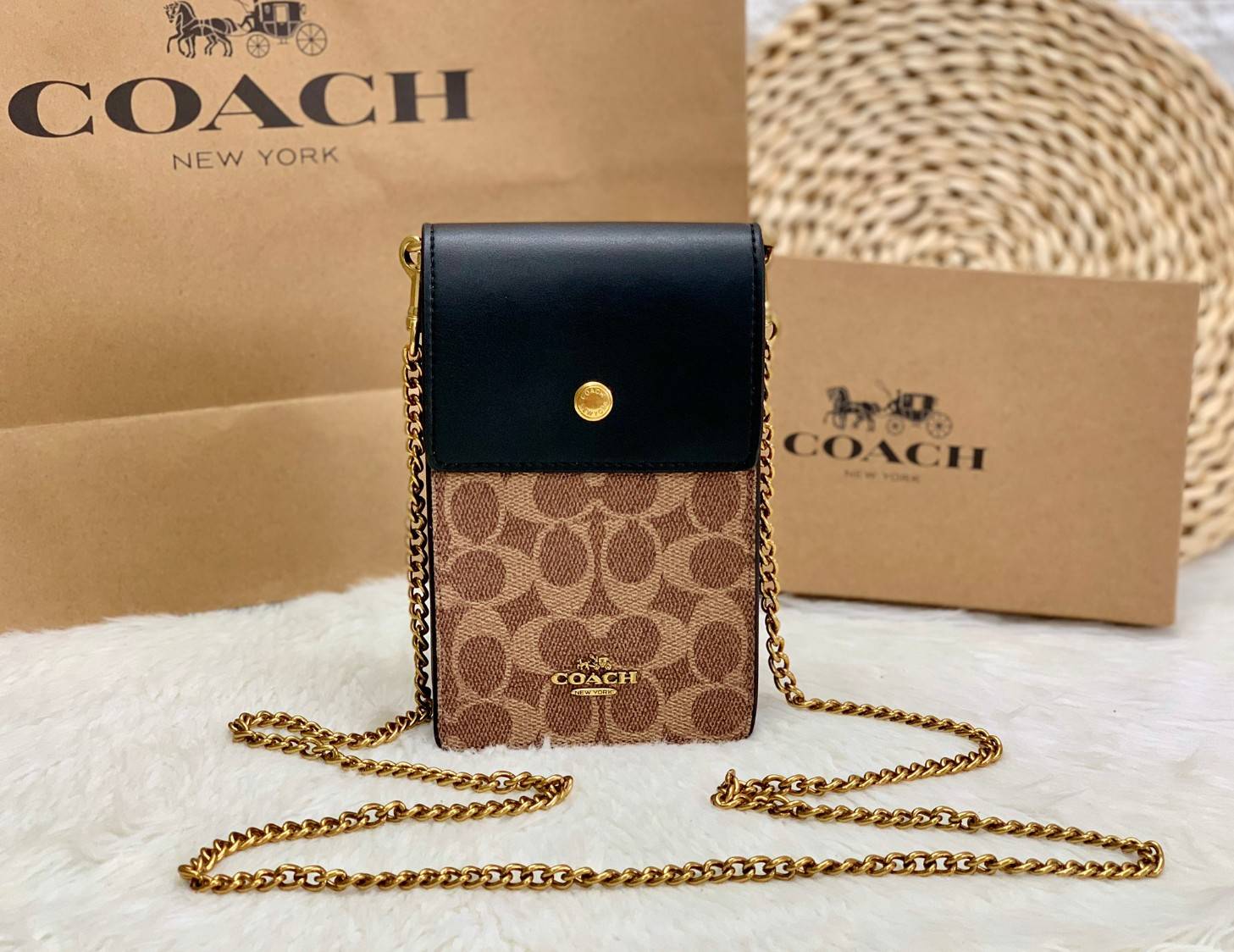 COACH PHONE CASE CROSSBODY BAG ((73486//76988//76357//39955//91046)) COACH NORTH/SOUTH CROSSBODY IN SIGNATURE CANVAS กระเป๋าใส่โทรศัพท์รุ่นนี้ มีความโดดเด่นทั้งดีไซน์และคุณสมบัติในการใช้งาน ด้วยลวดลายที่มีซิกเนเจอร์เป็นเอกลักษณ์แล้ว ด้านหลังยังมีช่องใส่กา