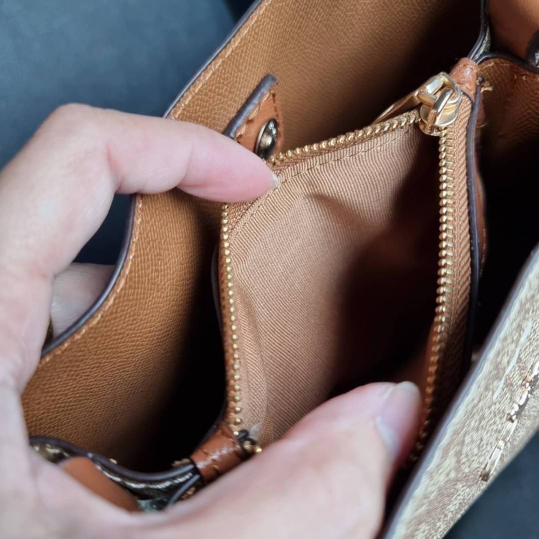 COACH 2312 SMALL TOWN BUCKET BAG IN SIGNATURE CANVAS รุ่นยอดนิยมใบเล็กมาครบสีแล้วจ้า กระเป๋าทรงบัคเก็ต สีผู้ดี๊ผู้ดี ตัวกระเป๋าดีไซน์คลาสสิคลายซี ดูโดดเด่น วัสดุหนังแคนวาสเคลือบลาย สวยคมทุกมุมจริงๆ!! เปิด-ปิดด้วยกระดุมแม่เหล็กทั้ง 2 ฝั่ง ภายในเป็นช่องโล่ง