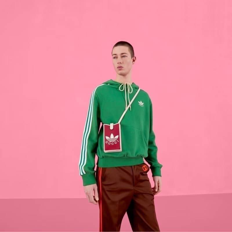 adidas x Gucci phone case ไม่มีได้ยังไง หนุ่มๆสาวๆต้องมีติดตัวค่ะ กระเป๋าใส่มือถือ มีโลโก้แบรนด์แบบนูนอันเป็นสัญลักษณ์ของคอลเลคชั่นนี้เลยค่ะ