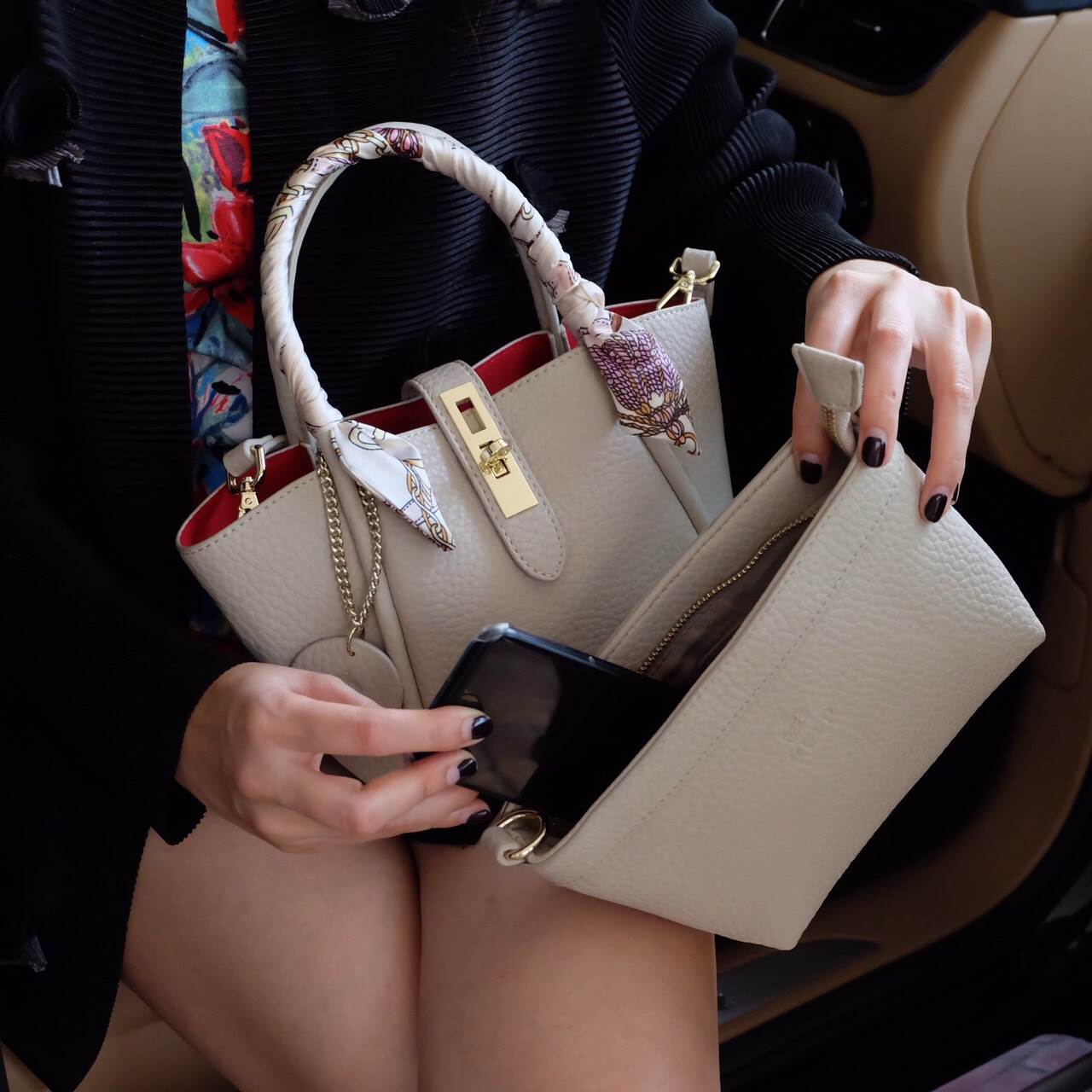 ยูฮู้ !! ทรงตะกร้า Jessy Come back again กับ New version รอบนี้ เพิ่ม Gimmick ด้วยผ้าพันหูกระเป๋าเข้า Set ยังคงความ cute ใช้งานง่ายเหมือนเดิม แถม!! กระเป๋าใบเล็กด้านใน แยก ออกมาสะพายได้อีกด้วย **ซื้อ1ได้2 **คุ้มที่สุด