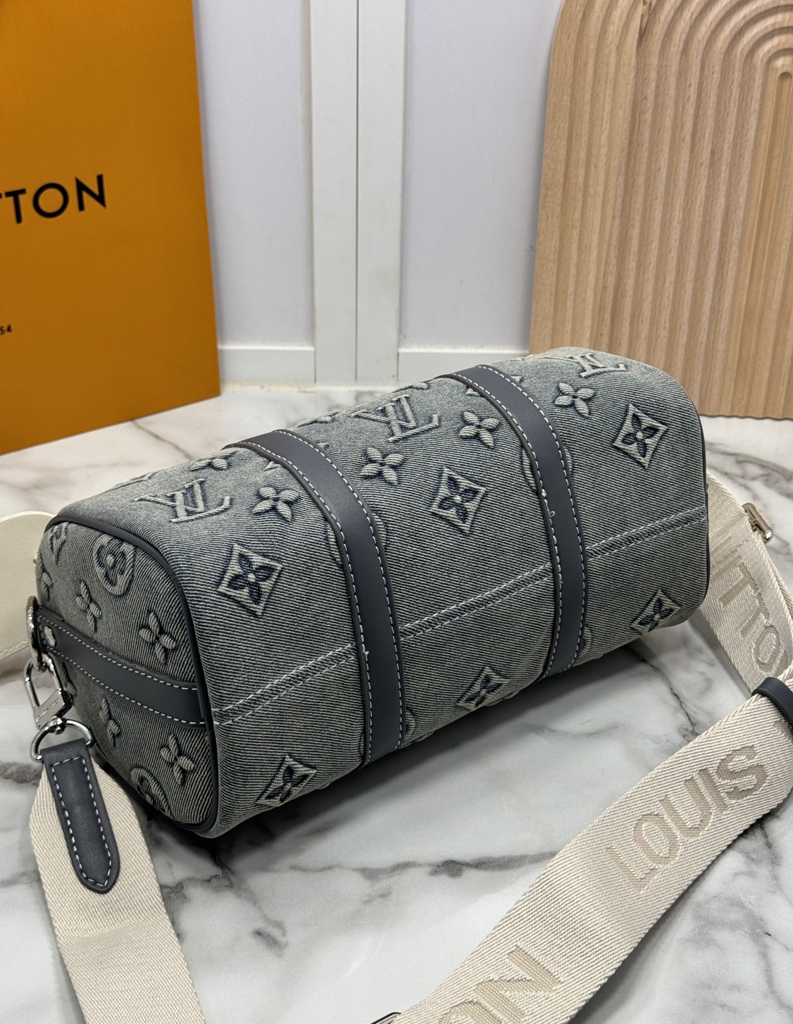 LV Bandouliere 25 Monogram Denim Bag กระเป๋าสะพายทรงหมอนเดนิมซีดสไตล์วินเทจ ปั้มนูนโลโก้ลายโมโนแกรม ใหม่ล่าสุด มาแรงม้าก! รุ่นลิมิเต็ดที่สาวๆควรได้มีสะสม
