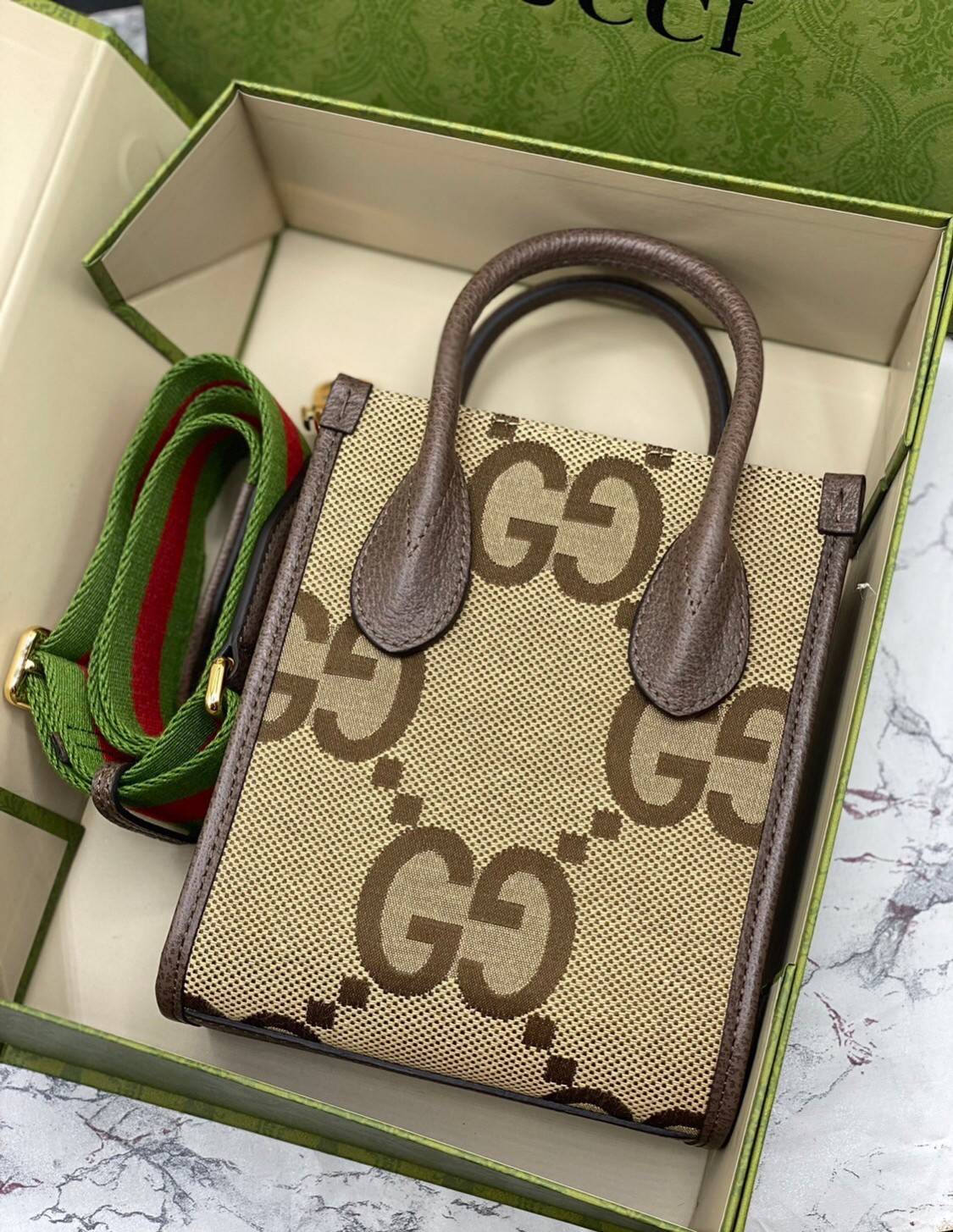 หนังแท้ 】GUCCI Jumbo GG mini tote bag 16cm พร้อมส่งที่ไทย เกรดออริจินอล ลายใหม่ Jumbo Double G กระเป๋าโท้ทใบเล็กโดดเด่นด้วยเว็บเฮาส์สีเขียวและสีแดงอันเป็นเอกลักษณ์ ซึ่งเป็นหัวเข็มขัดแบบร่วมสมัยของกุชชี่จากยุค 70 เสริมการออกแบบแต่ละชิ้นด้วยโลโก้ที่เด่นชัด 