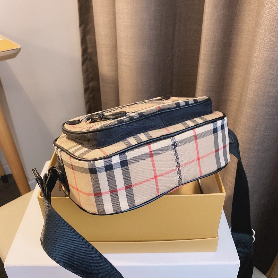พรีเมี่ยมกิ๊ฟแท้ 100% 】สำหรับคุณผู้ชาย มีมาให้ช็อปแล้วค่ะ!!! 🇬🇧 NEW ARRIVAL! BURBERRY CROSSBODY BAG VIP GIFT WITH PURCHASE (GWP) พรีเมี่ยมกิ๊ฟ Limited Edition