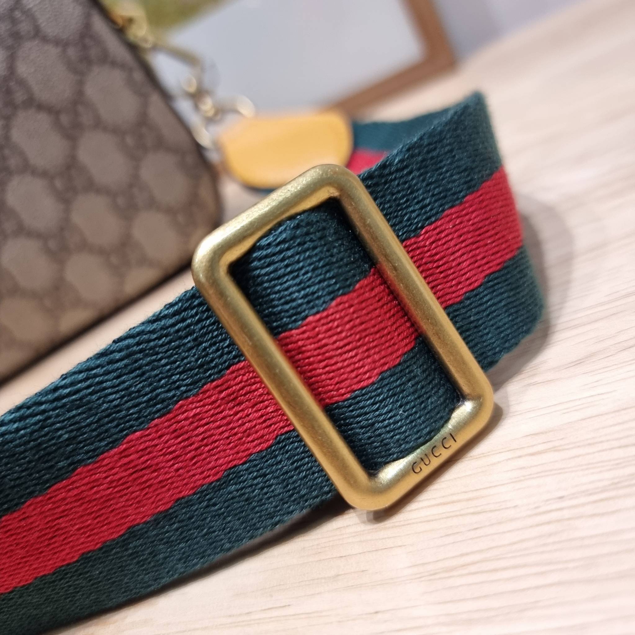 GUCCI NEO VINTAGE GG SUPREME MESSENGER BAG / GG neo vintage crossbody bag พร้อมส่ง กระเป๋าสะพายข้างตัวท็อปฮิต ทรงสวย ใช้งานง่าย โดดเด่นตรงสายสะพายสีสดใสเป็นเอกลักษณ์