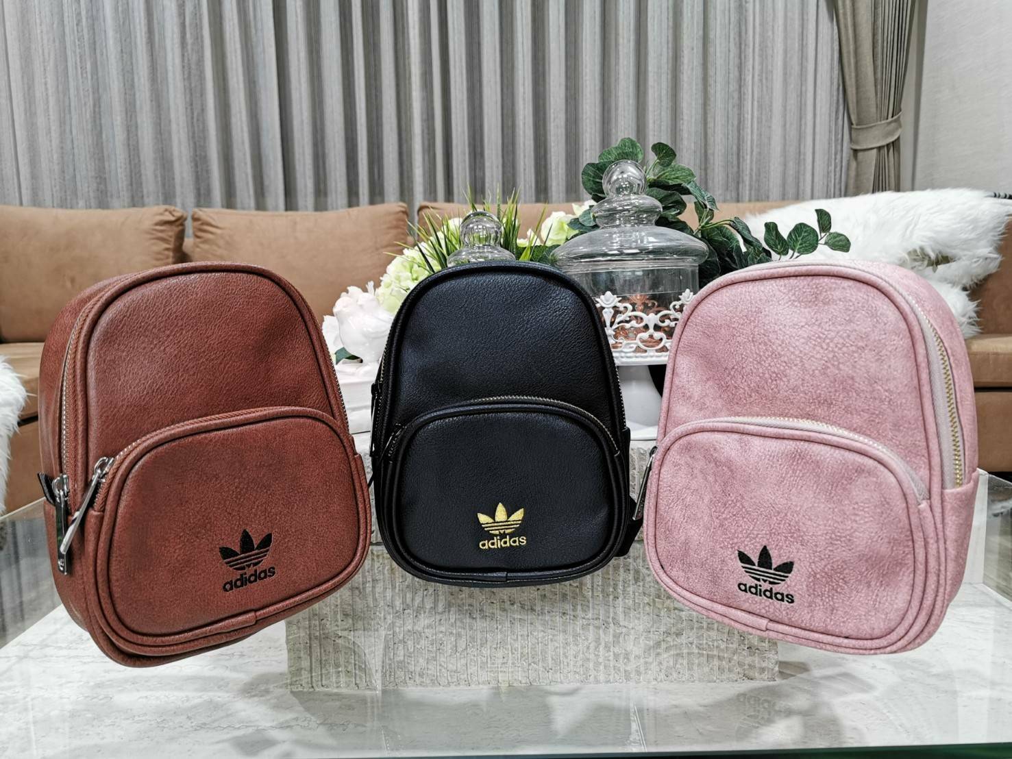 ADIDAS MINI BAGPACK กระเป๋าเป้สไตล์ Sport ขนาดมินิ กำลังน่ารัก น้ำหนักเบา ด้านหน้ามีโล้โก้และช่องซิป เปิดปิดด้วยซิปสะดวกใช้หัวซิปแบรนด์ ภายในมีโลโก้และช่องใส่ของ มีหูจับถนัดมือ สายสะพายเลื่อนปรับระดับได้ freesize ไอเท็มใหม่ดีไซน์สุดฮิต พร้อมส่งที่ไทยในราค