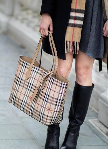 BURBERRY Leather Haymarket Check Medium Reversible Tote Bag กระเป๋าสะพายไหล่ทรงช้อปปิ้ง ทรงคลาสสิค ฮิตตลอดกาล ทรงสวยขนาดกำลังดี ตัวกระเป๋า วัสดุหนัง Pu ด้านหน้าติดโลโก้แบรนด์ ด้านในเป็นลายแรนด์ **สามารถใช้ได้ทั้ง2ฝั่ง ประดับด้วยป้ายแท็คหนัง ภายในช่องหลัก 