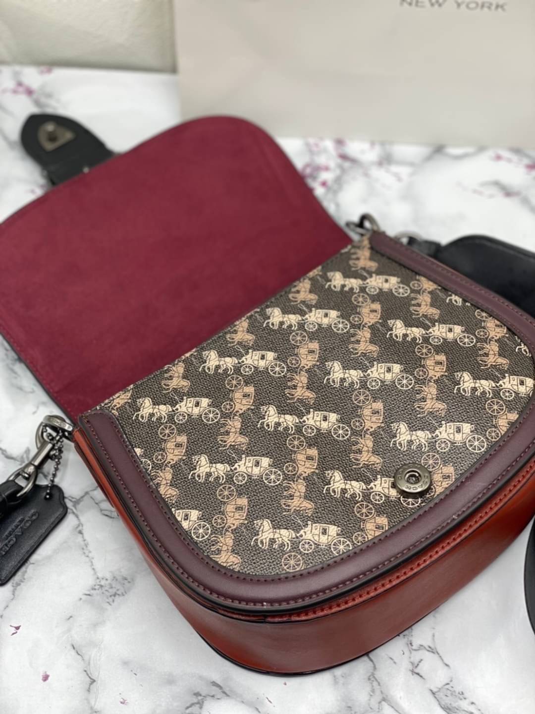 COACH BEAT SADDLE BAG WITH HORSE AND CARRIAGE C0745 ฮอตไฟลุก! สีหายาก ละมุนคุณหนู คอลเลคชั่นใหม่ ดีไซน์หรูหรา พิเศษมากๆมาพร้อมสายสะพาย 2 เส้น ใช้คู่กันหรือแยกสะพายก็สวยครบสูตร กระเป๋าสะพายทรง saddle คลาสสิค เปิด-ปิดด้วยกระดุมแน่นหนา ภายในเป็นช่องโล่ง ใส่ข