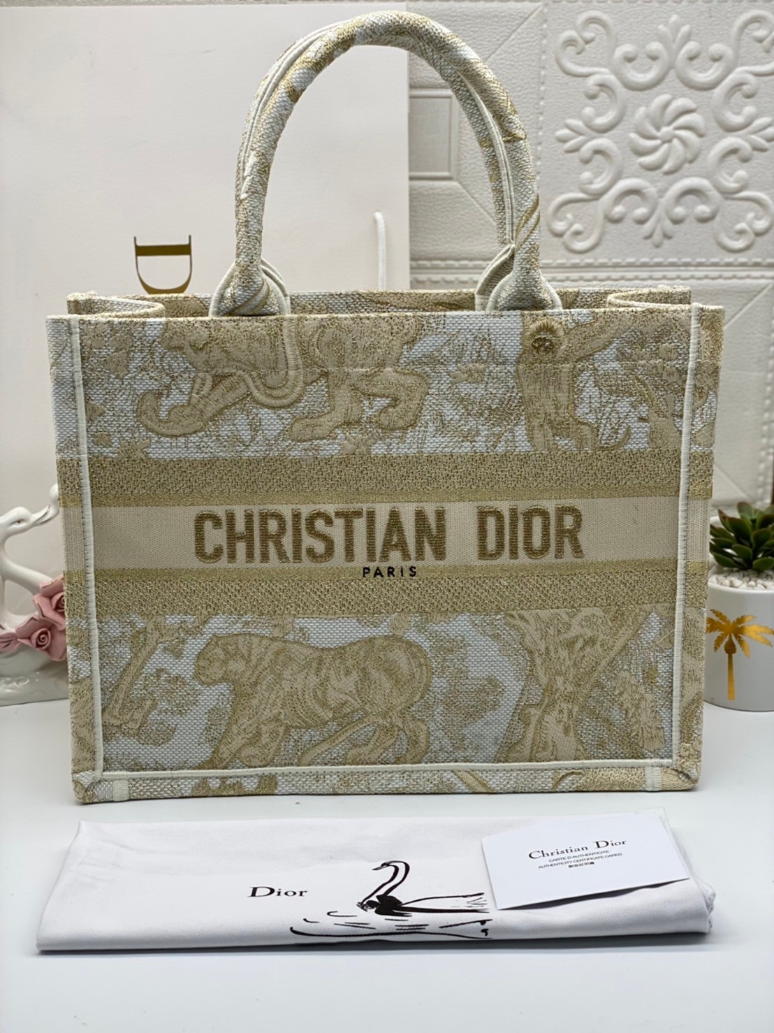 CHRISTIAN MEDIUM DIOR BOOK TOTE เอกลักษณ์ของความหรู เป็นทางช็อปปิ้งBag ที่ต้องมี ภายในโล่งกว้างมาก ใส่ของแบบแน่นๆ จุๆไปได้เลย น้ำหนักเบาสบาย งานออริปักขึ้นรูปสวยมาก มี code stamp พร้อมส่งที่ไทย ภาพสินค้าถ่ายจากงานขายจริง ใช้งานต่างประเทศได้ค่ะ