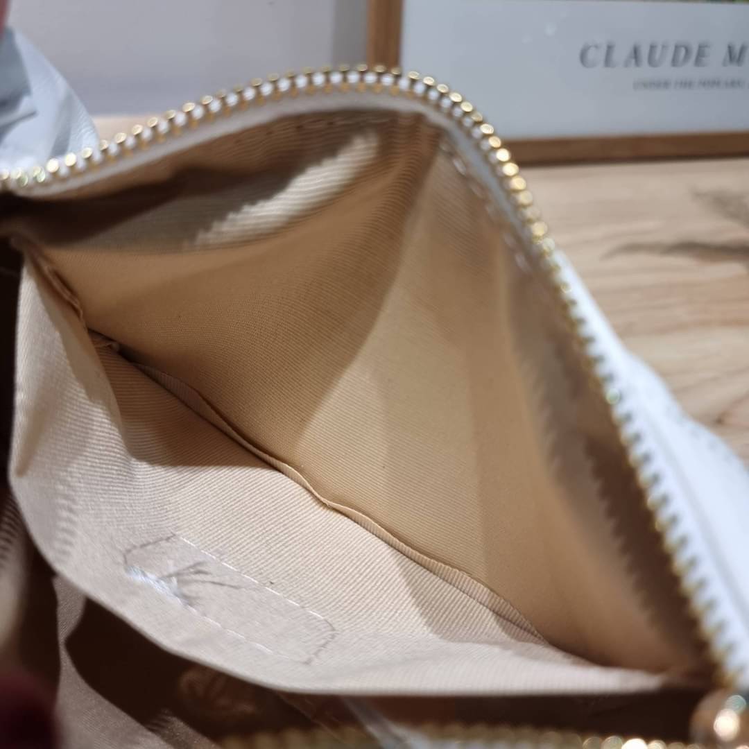 Chanel Pouch Hot item 2023 กระเป๋าสะพายกึ่งพอช ใบเล็กน่ารักน่าใช้ ถือไปไหนก็อัพลุคปัง วัสดุหนังแกะ สัมผัสนิ่มมือ หูจับในตัว ปรับได้อีกเล็กน้อย มาพร้อมสายสะพายโซ่