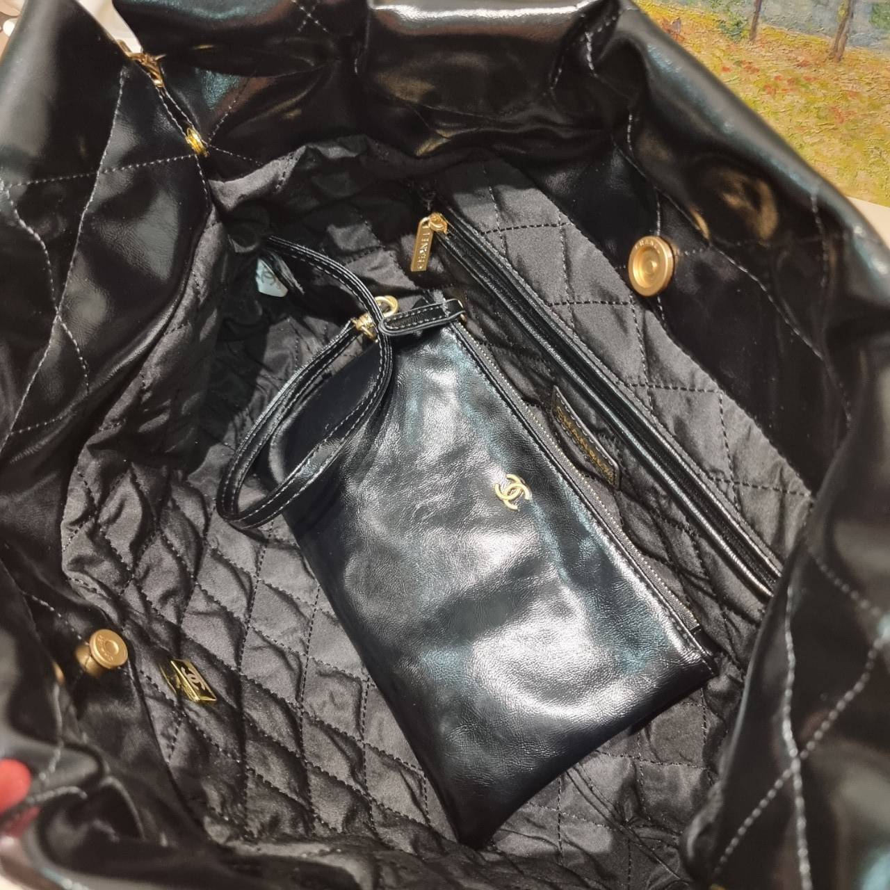 Chanel 22 horizontal bag แรงเกินต้านที่สุดกับไอเท็มนี้ ที่สาวๆหรือใครๆก็ต้องมี มาในไซส์ใหญ่ รูปทรงใช้ง่ายขึ้น แต่ยังจุได้หนักๆเหมือนเดิม ดูหรูหรา เกินเรื่องที่สุด