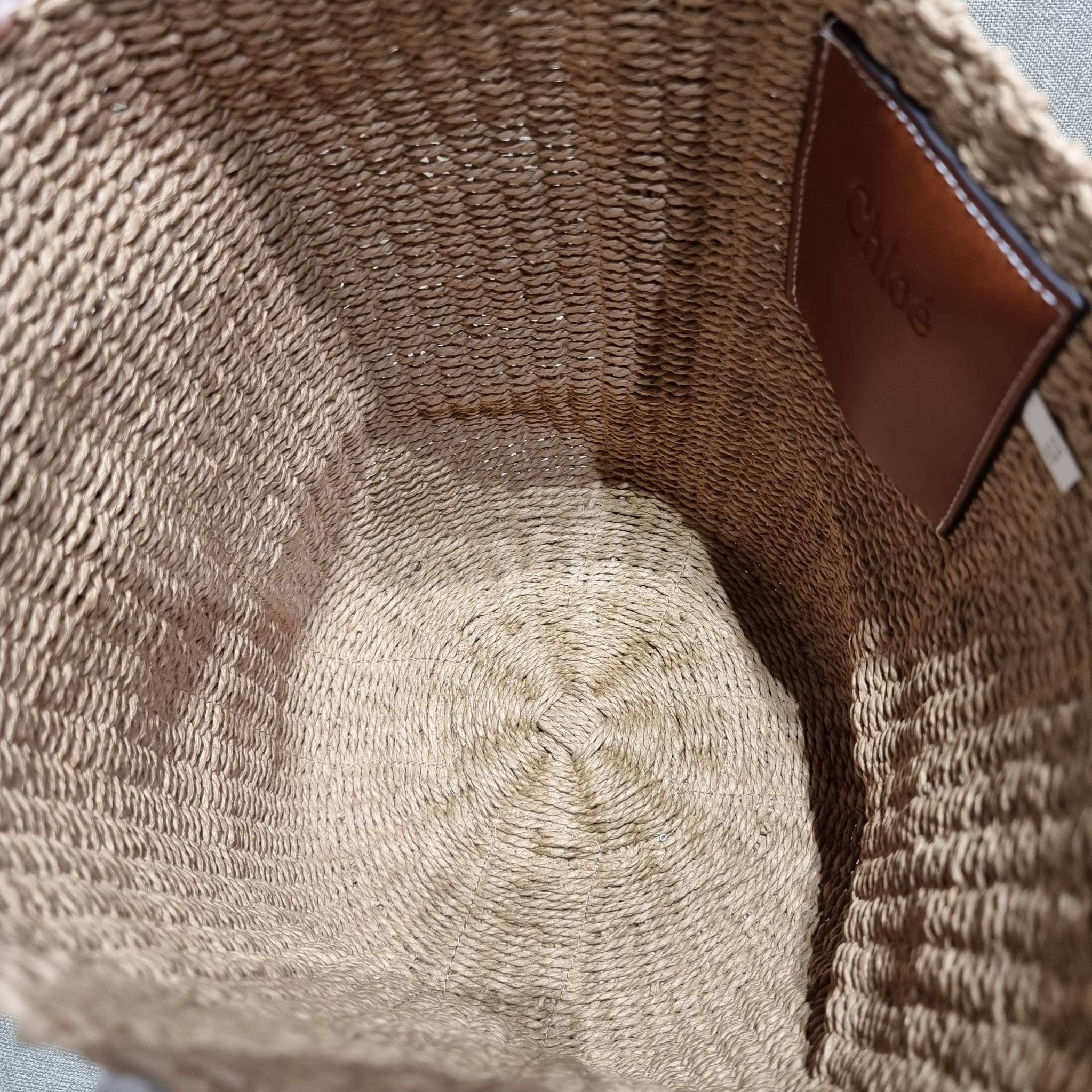 CHLOE LARGE WOODY BASKET กระเป๋าสะพายสานทรงตะกร้า ยอดฮิตติดลมของแบรนด์ ด้วยวัสดุสังเคราห์จากธรรมชาติ สานทอเต็มใบออกมาเป็นลวดลายสวยงาม ตัดด้วยริบบิ้นคาดโดดเด่น ภายในโล่งกว้างมาก จุของได้เต็มที่ เป็นดีไซน์ผู้ดีย้อนยุคที่ดูแพงจริงๆ ใบนี้สามารถสะพายไปเที่ยว ไ