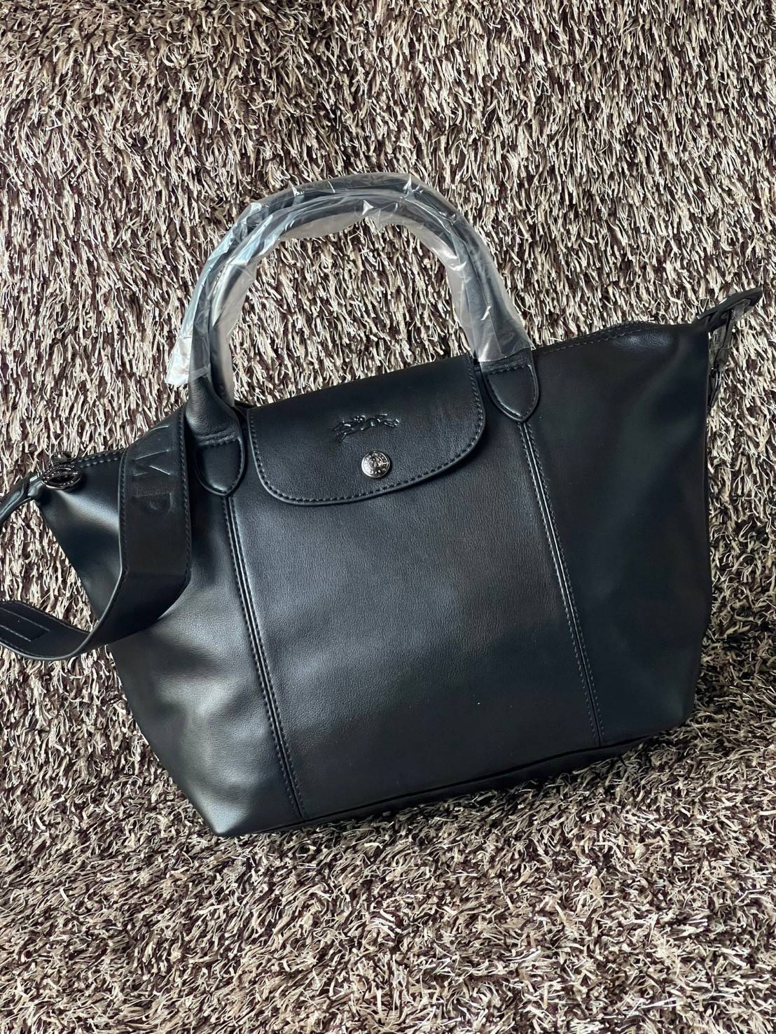Longchamp Le Pliage Cuir Top handle bag S เรียกว่าเป็นกระเป๋าอีกหนึ่งรุ่นที่ไม่ว่ายังไงก็ฮอตฮิตและติดเทรนด์ตลอดไม่เคยเปลี่ยนกับ ทรง Le Pliage Cuir หนึ่งในตระกูลกระเป๋าสุดไอคอนิกจากแบรนด์