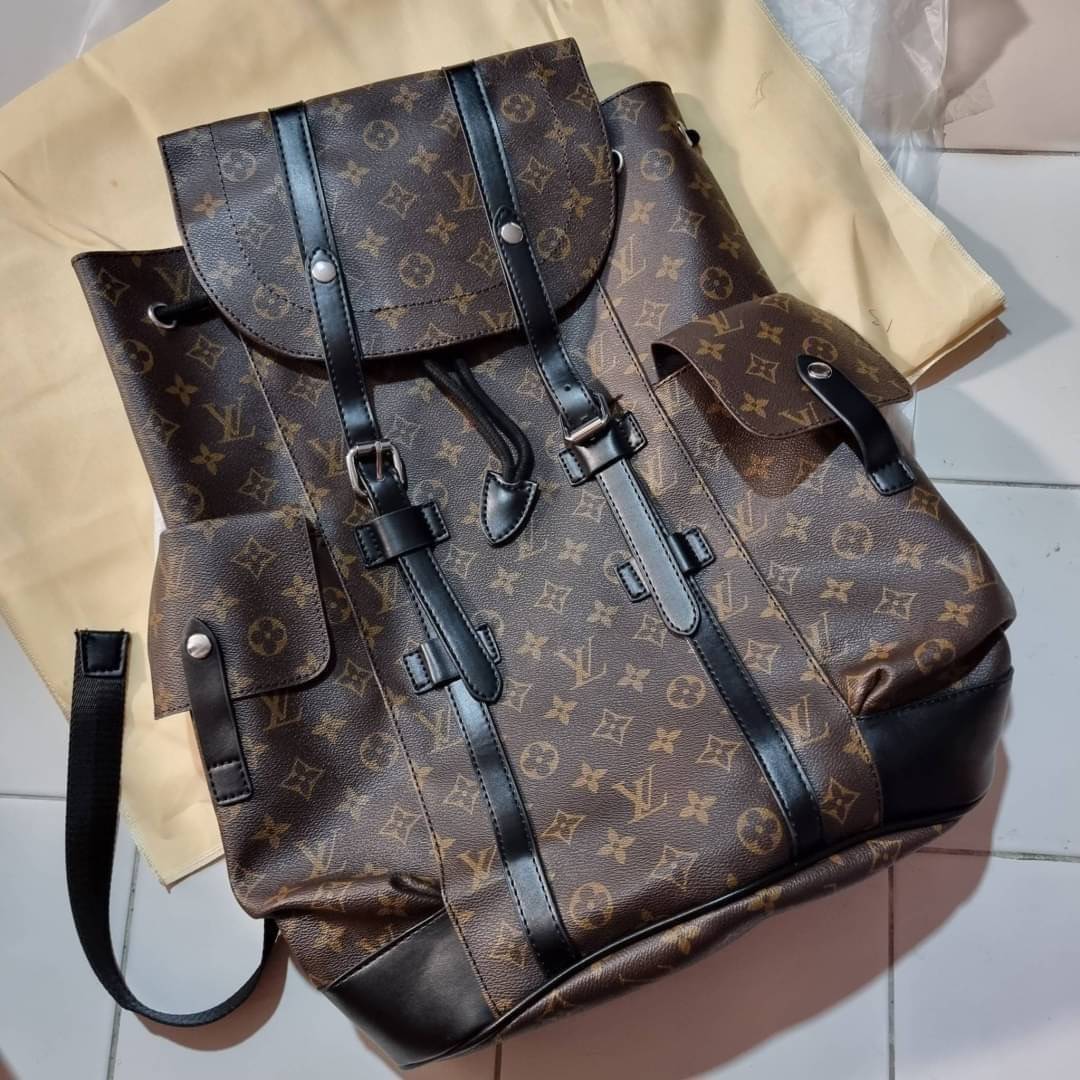LV Christopher PM Monogram Eclipse Reverse เป้สะพายหลังใบใหญ่ LV MONOGRAM BACKPACK ที่หนุ่มๆตามหากันมากที่สุด LONG WEEKEND กระเป๋าใบใหญ่ต้องมี!! รุ่นสุดฮอต!! ด้วยรูปทรงที่คลาสสิค สไตล์เอกลักษณ์ วัสดุหนังแคนวาส ทนทาน