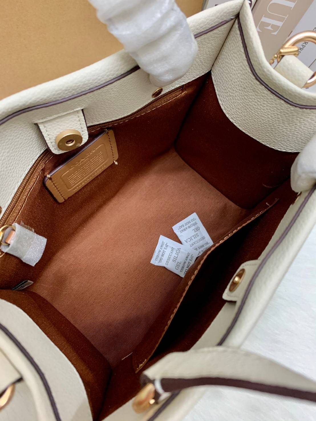 ใหม่ล่าสุด อดใจยังไงไหว COACH Dempsey Field Tote 22 C5268 โทนสีขาวล้วน ดำล้วน สุดคลาสสิก พร้อมส่งความสวยที่ไทยค่ะ! กระเป๋าทรง Tote ขนาดพอเหมาะลำตัว พกพาง่ายสะดวกได้กับทุกๆวัน ด้านหน้าปั้มโลโก้แบรนด์ตัวใหญ่สวยค่ะ;เปิดปิดกระเป๋าแบบกระดุมแม่เหล็ก ภายในใส่กระ