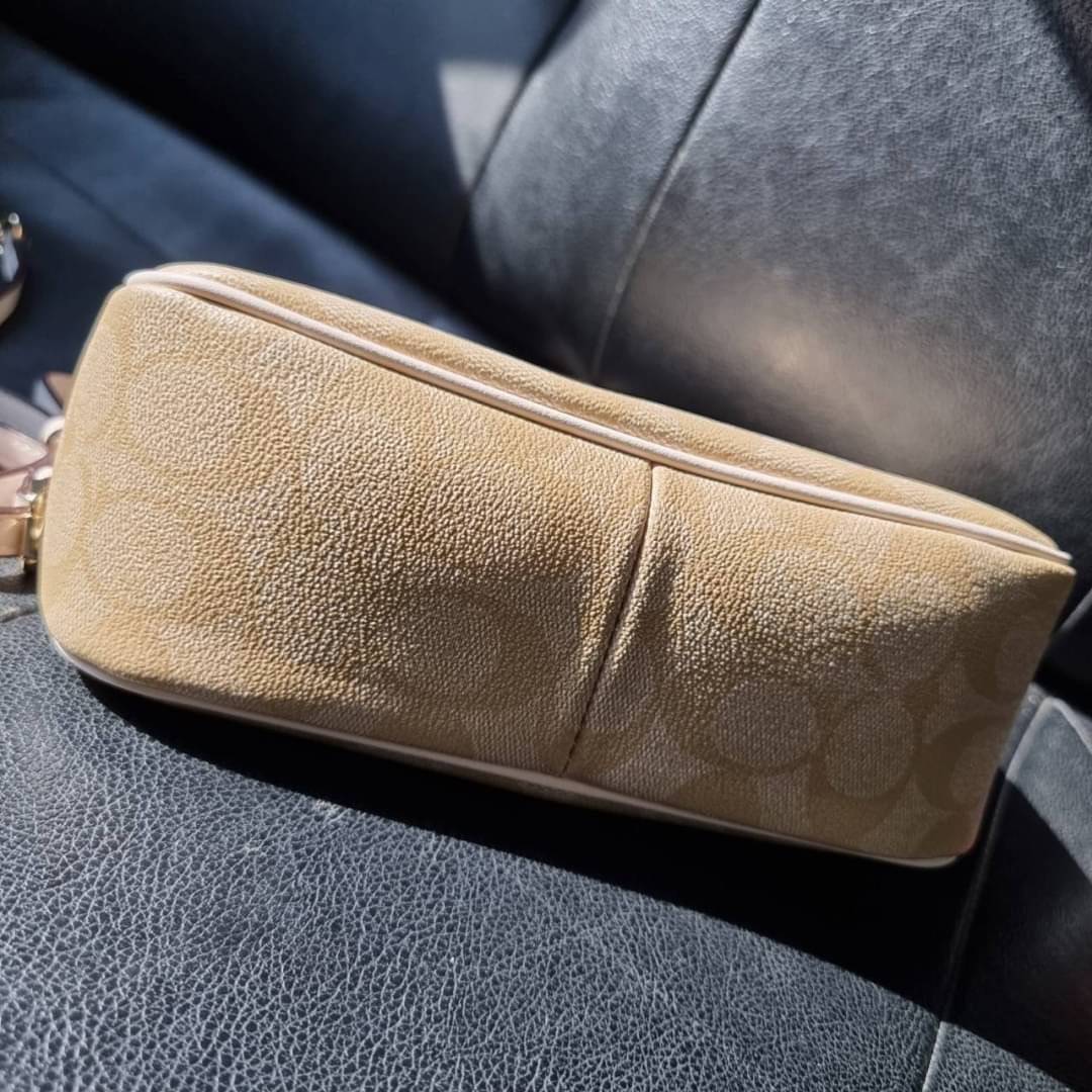 COACH F58321 TOP HANDLE POUCH อีกรุ่นฆ่าไม่ตาย!! 😎 ขายดีขายหมด ขายรวยขายปังๆ!! กระเป๋าพอชจากโค้ช ทรงใช้งานง่าย สะดวก กะทัดรัด วัสดุหนังแคนวาสเคลือบคุณภาพดี มาพร้อมสายคล้องในตัว และสายสะพาย crossbody ปรับเปลี่ยนได้ตามสไตล์ อีกหนึ่งไอเท็มที่สาวๆต้อง