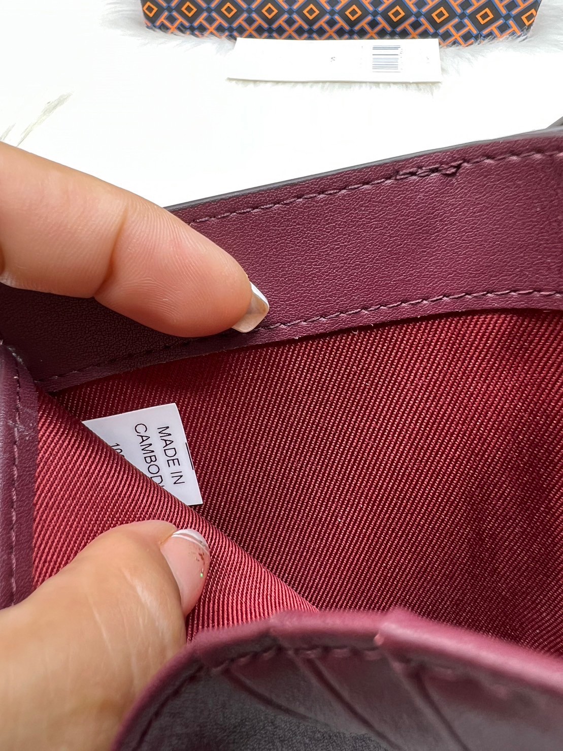 Tory Burch Charlie Mini Bi-fold Leather Wallet / Tory Wallet พร้อมส่ง กระเป๋าสตางค์ใบสั้น รุ่นใหม่ขายดี หรูหราทุกสี ดีไซน์คลาสสิค ขนาดกำลังพอเหมาะ โดดเด่นด้วยโลโก้