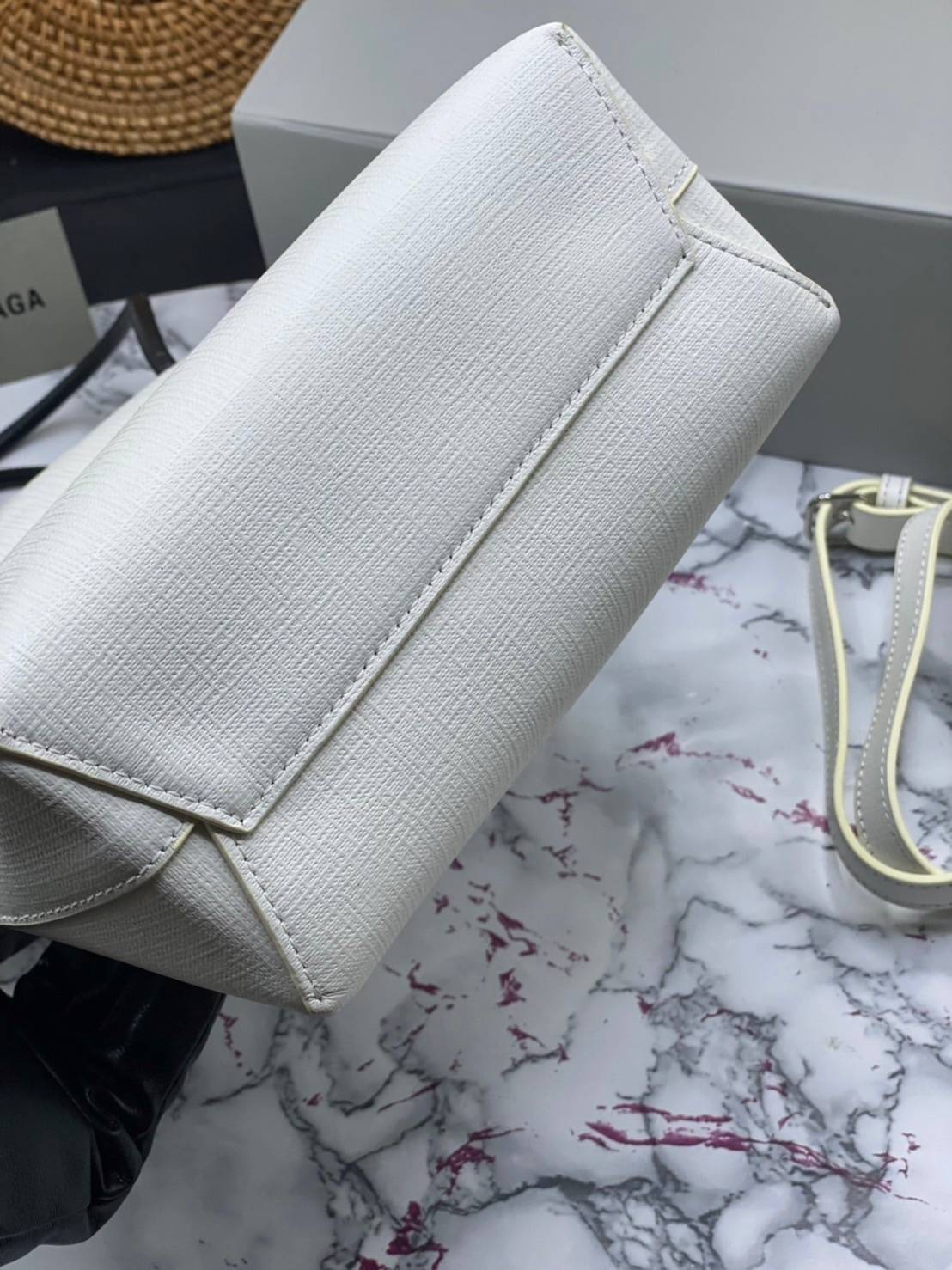 หนังแท้ BALENCIAGA XXS TOTE / Balenciaga shopping tote xxs พกกระเป๋าช้อปปิ้ง ไปทุกที่ในฤดูกาลนี้ ดีไซน์ที่ใช้ได้ทุกวันตั้งแต่หนังแบบมีเท็กซ์เจอร์ ภาพสินค้าถ่ายจากงานขายจริง ใช้งานต่างประเทศได้