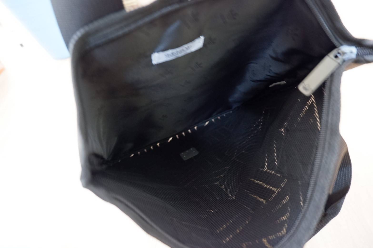 Adidas Original Shopper 3D Tote Bag Trefoil Handbag . Classic Sports กระเป๋าถือหรือสะพาย ลาย graphic ทรง sport วัสดุ polyurethaneเนื้อ matte หนังนิ่ม น้ำหนักเบา เปิดปิดด้วยซิป ภายในกว้างโล่ง ใส่ A4, iPad และของใช้ได้เยอะ Unisex ใช้ได้ทั้ง ช ญ ค่ะ