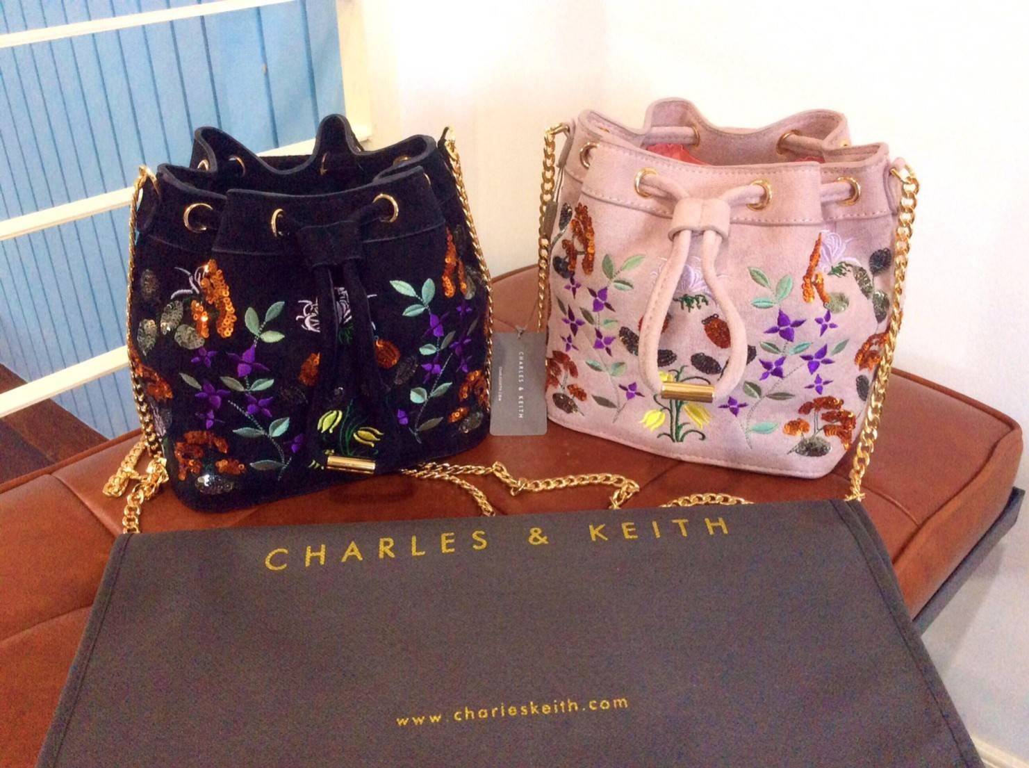 กระเป๋าสะพาย CHARLES & KEITH EMBELLISHED DRAWSTRING BAG SL2-20780488 ทรงขนมจีบ ปักลายดอกไม้ ชนชอป สิงคโปร์ 2018 สุด chic กระเป๋าผ้าผสมหนัง ปักลาย สีสันสวยงาม เปิดปิดด้วยหนังรูด อะไหล่ทองทั้งใบ สวย น่ารักกก!!! มากๆค่ะ นานๆจะผลิตออกมาวางจำหน่ายที สาวๆแฟน C&