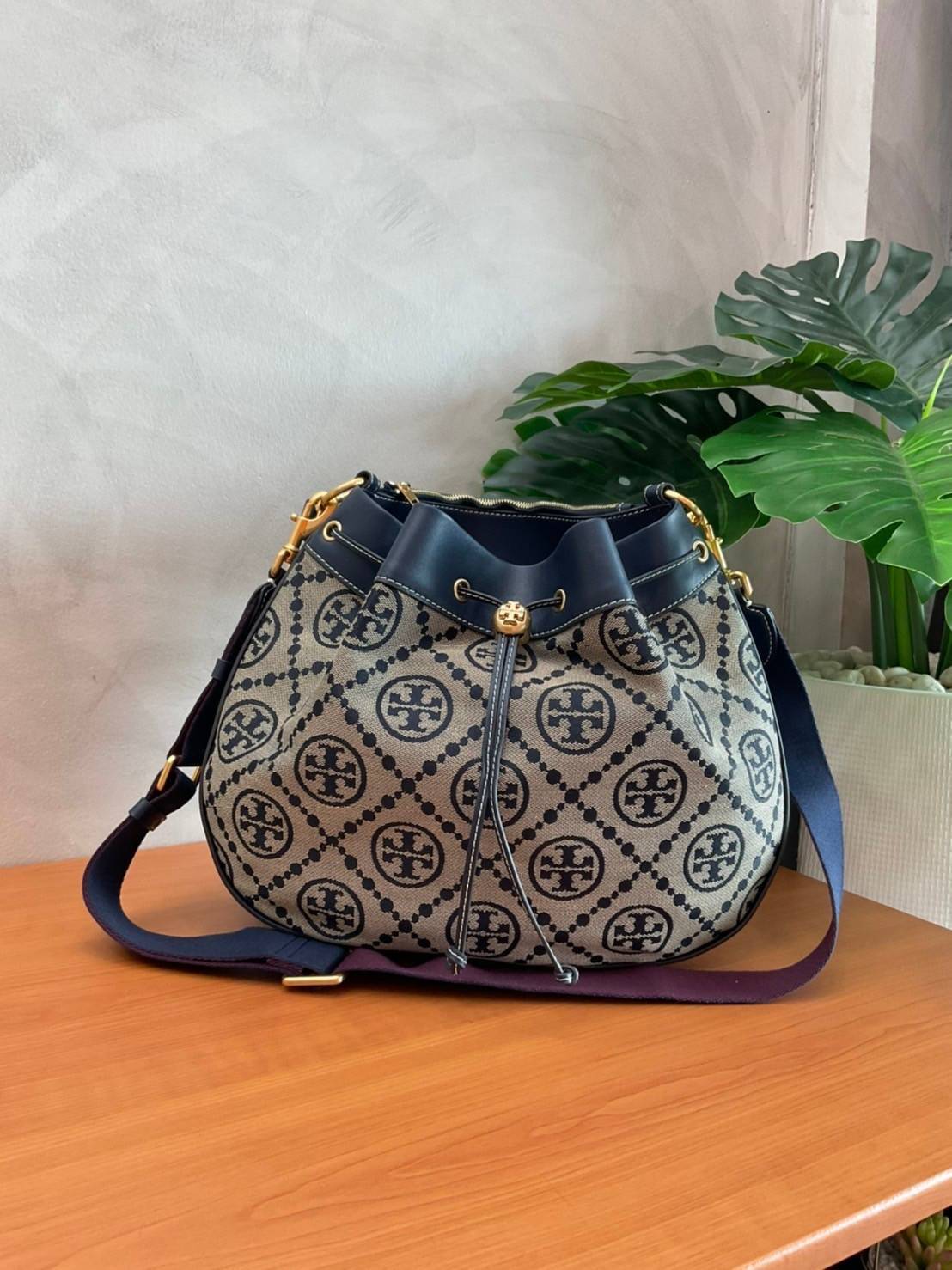 Tory burch t monogram jacquard drawstring hobo New Collection 2021 กระเป๋าถือและสะพายข้าง Monogram จาก tory burch ทำจากผ้าใบ jacquard ตัดด้วยหนังวัวแท้