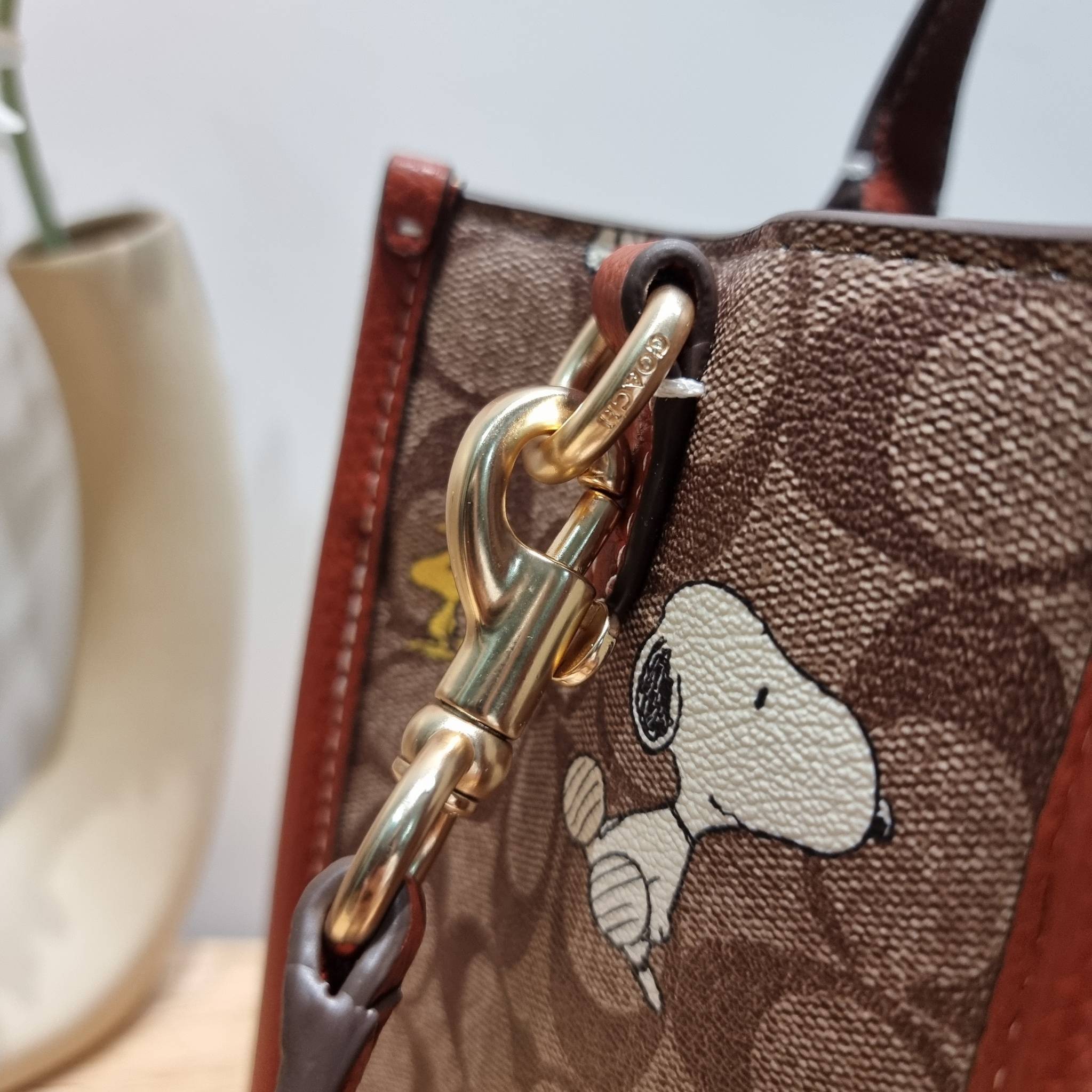 Coach X Peanuts Dempsey Carryall In Signature Canvas With Snoopy Woodstock Print CE862 คอลเลคชั่นใหม่ น่ารักเกินต้านไปมาก!! กับกระเป๋าทรงโท้ท ไซส์ใหญ่ ดีไซน์ลวดลายการ์ตูนยอดฮิต ที่ใครๆก็ต้องรู้จัก พิมพ์คมชัดลงบนหนังแคนวาส ตัดสลับด้วยหนัง pepble เพิ่มดีเทล
