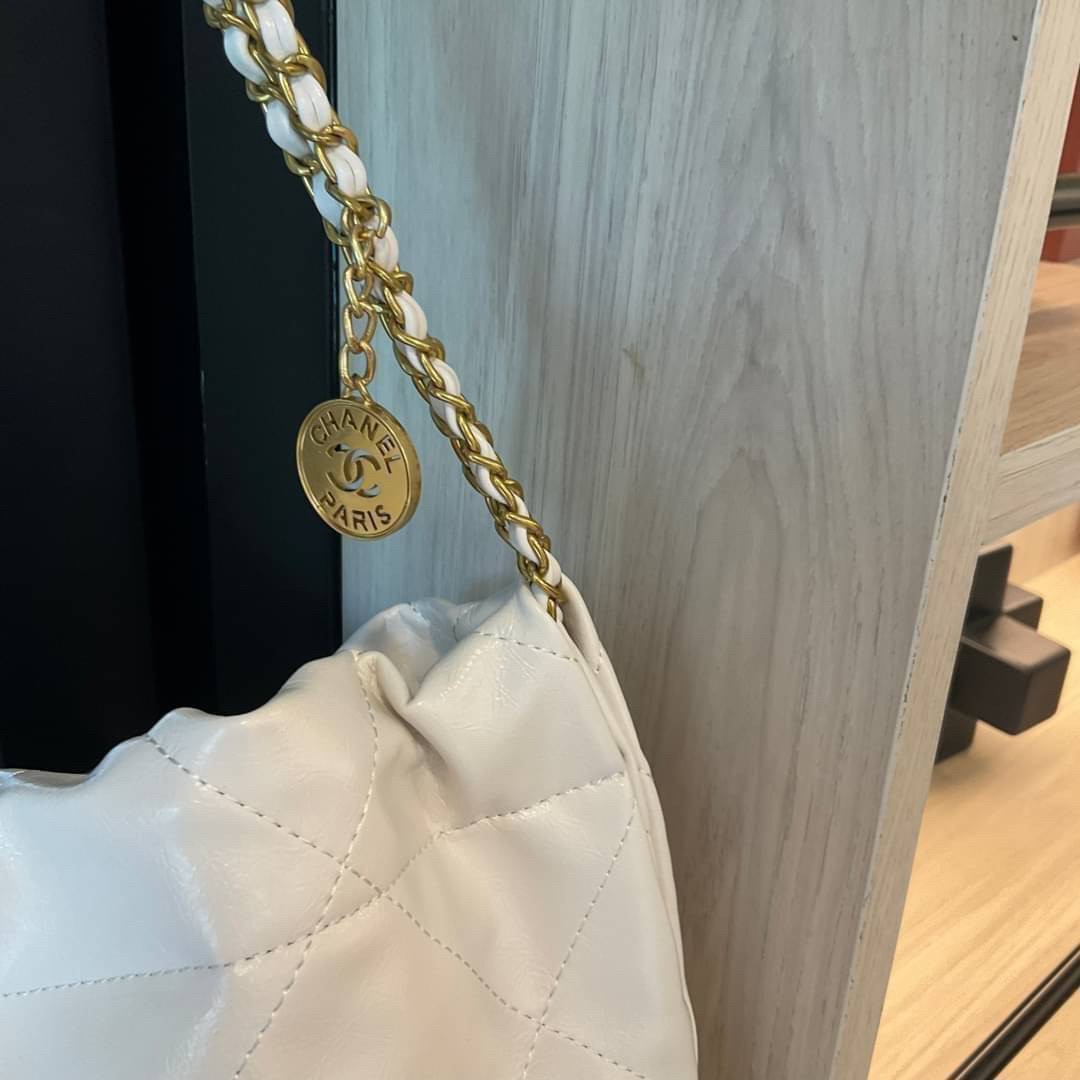 CHANEL 22 LEATHER HANDBAG พร้อมส่ง 2 สี ทรงยอดฮิตในปี 2023 กระเป๋าหิ้วหรือคล้องไหล่ได้ หนังอย่างดี หนังนิ่มมากๆ ยืดยุ่นได้ดีมีความทนทาน