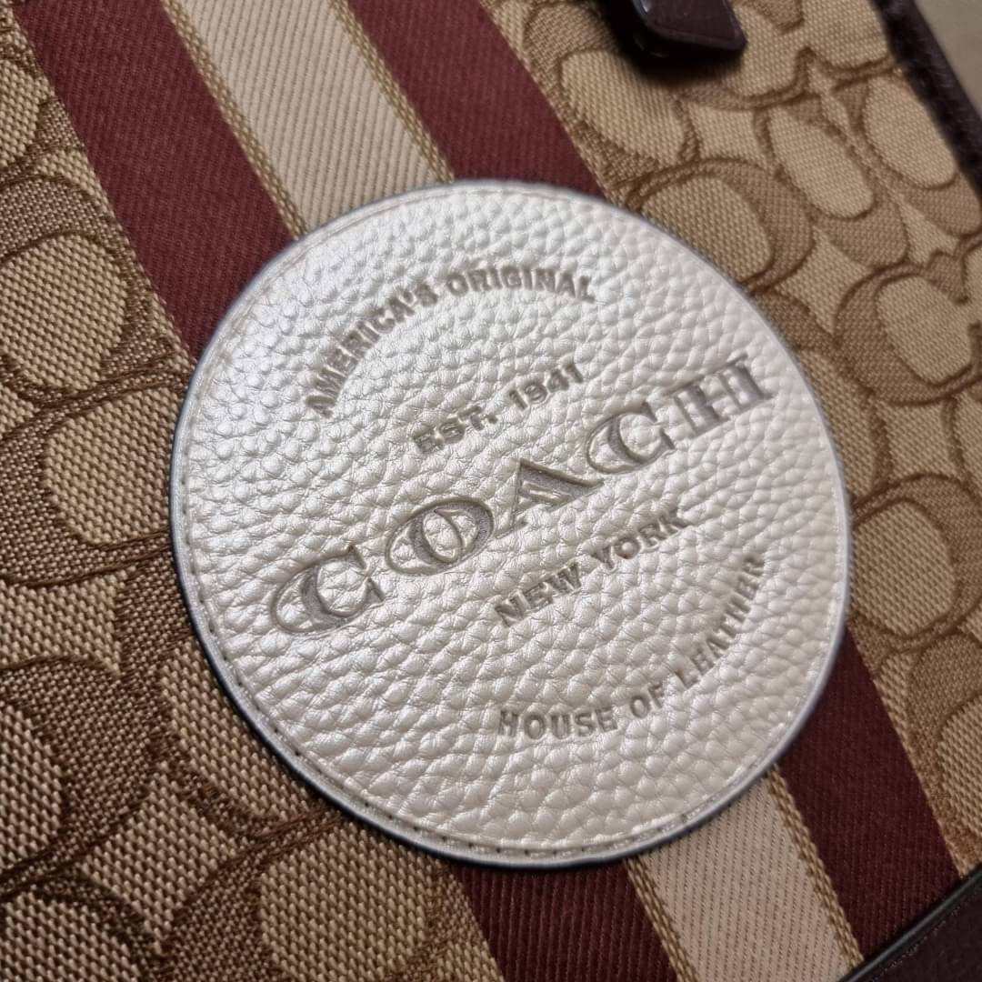 COACH C8406 DEMPSEY TOTE 22 IN SIGNATURE JACQUARD WITH STRIPE AND COACH PATCH คอลเลคชั่นใหม่ พร้อมส่งสีใหม่สุดปัง สวยคม ละมุนและมีความหรูในตัว กับกระเป๋าทรงโท้ท ไซส์กำลังสวย น่ารักน่าใช้ ฟังก์ชั่นการใช้งานสะดวกที่สุด มีทั้งสายคล้องในตัว และสายครอสบอดี้ วั