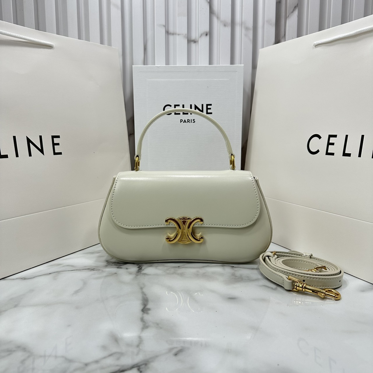 ORI หนังแท้ | CELINE TEEN CELINE LOLA IN shiny calfskin กระเป๋าสะพายทรงคลัช หนังเรียบผิวสัมผัสนุ่มลื่น คอลเลคชั่น Essentials เหนือกาลเวลาสำหรับผู้หญิงและผู้ชาย
