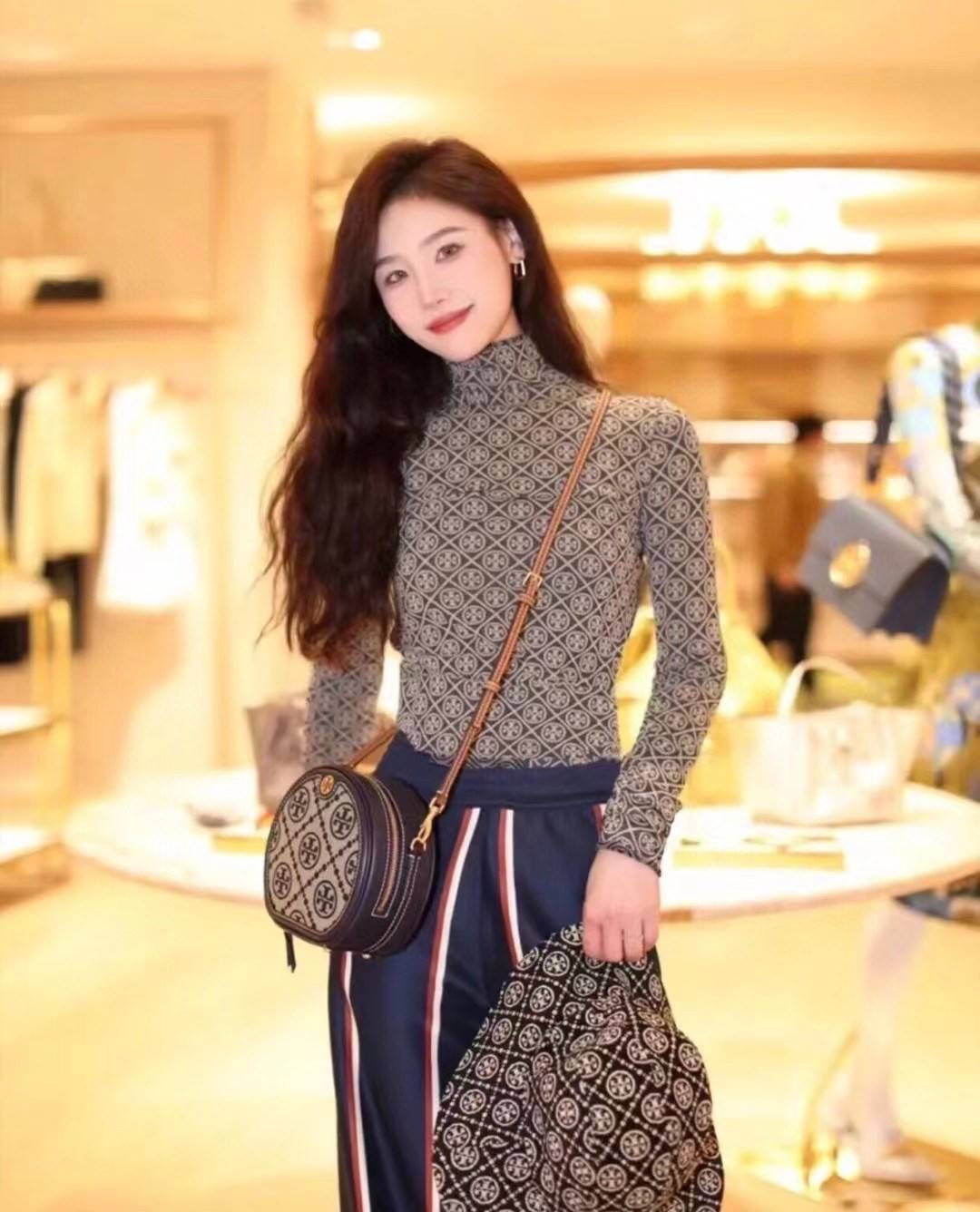 TORY BURCH T MONOGRAM JACQUARD CIRCLE BAG ((Large size)) พร้อมส่งที่ไทย สวยก่อนใครที่นี่! กระเป๋าจาก Tory burch รุ่นนี้มาในสไตล์ทรงวงกลม สุดคลาสสิค ดูคล่องตัวมากขึ้น วัสดุJacquardทอลายแบรนด์+ขอบหนังแท้ ได้ลงตัวสวยงามอยู่เหมือนเดิมค่ะ