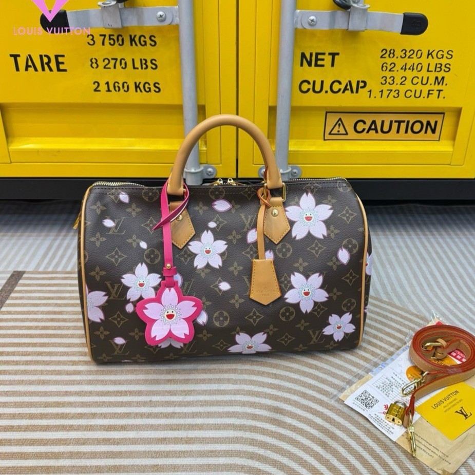 LV x TM Speedy Bandoulière Cherry Blossom bag กระเป๋าทรงหมอนที่ใครเห็นต้องเป็นคลั่งรัก ปรับลุคให้มีชีวิตชีวาด้วยลายดอกไม้ซากุระเชอรี่บลอสซั่ม คอลใหม่สุดเอ็กซ์คลูซีฟ