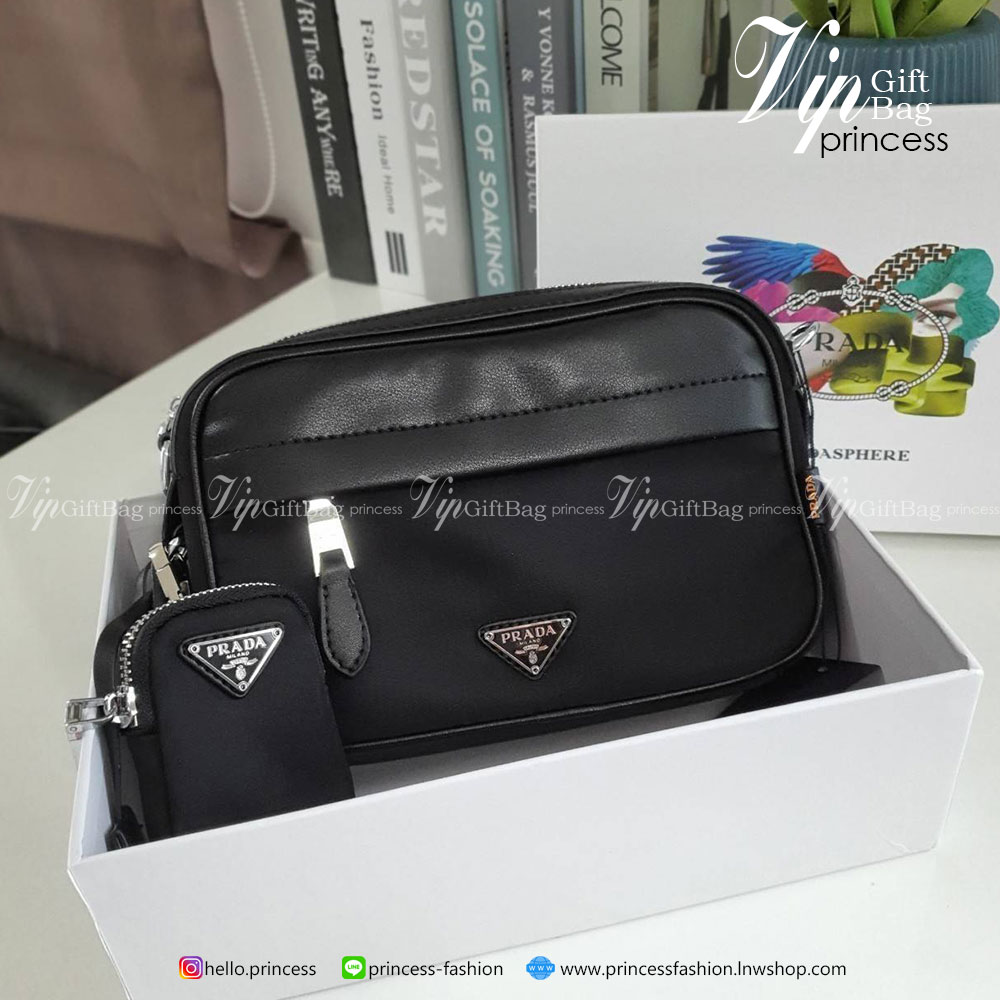 Prada วัสดุทำจาก หนังสลับNylon สามารถกันน้ำได้ ตัวกระเป๋าอยู่ทรงสวย ขนาดกำลังพอดี ไม่เล็กไม่ใหญ่ไป แถมมากับกระเป๋าห้อยใบเล็กคุ้มสุดๆ #อะไหล่เงินทั้งใบ ด้านหลังมีช่องใส่ของ เปิดปิดด้วยซิป ภายใน มีโลโก้แบรนด์ และช่องใส่ของแยก บุผ้าลายแบรนด์ สามารถใส่ มือถือ