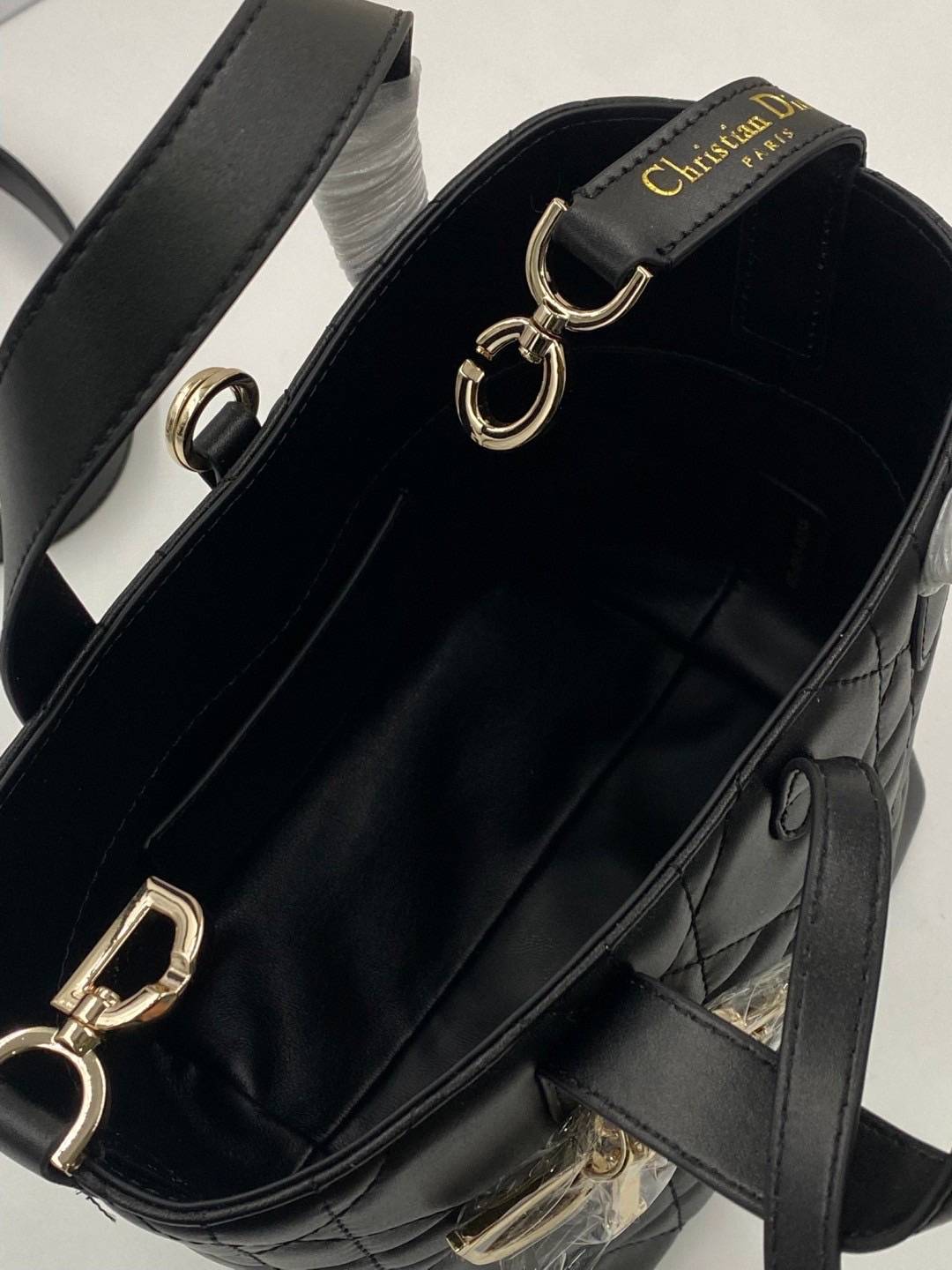 ORI | หนังแท้ DIOR Small Toujours vertical tote bag กระเป๋าทรงโท้ทไซส์เล็กสวยหรู ดีเทลสุดประณีตคอมพลีตลุคในทุกวัน เย็บลวดลาย macrocannage และชาร์มตัวอักษร D,I,O,R