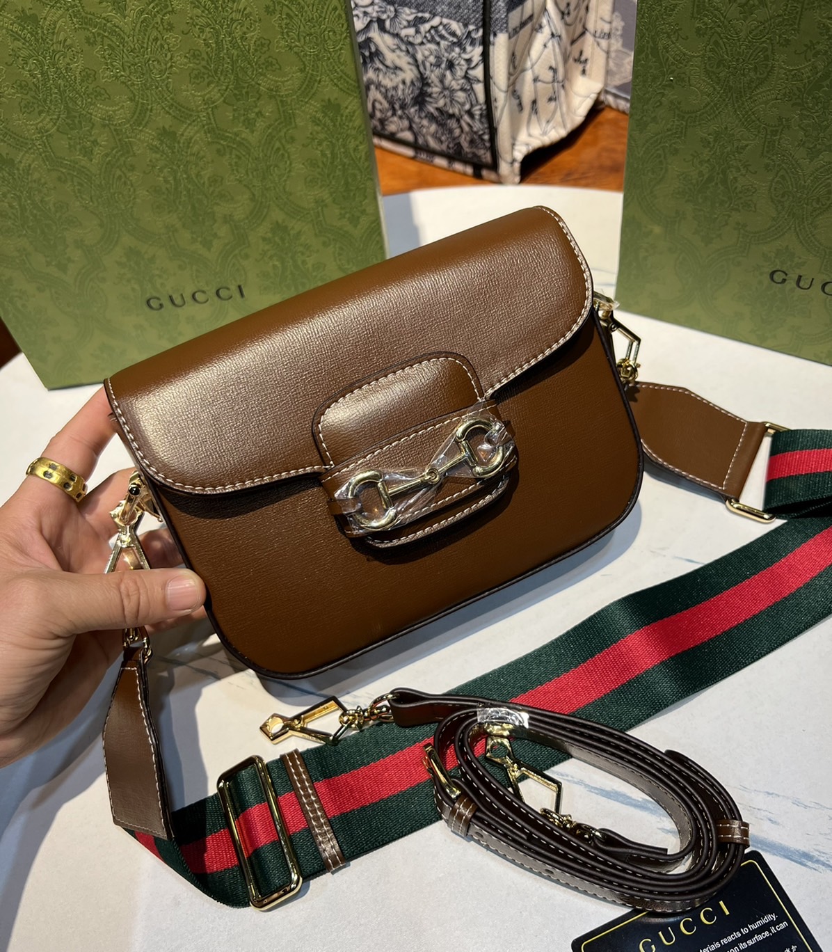 หนังแท้ GUCCI Horsebit 1955 mini bag GG Supreme canvas ที่สุดของรุ่นที่ฮอตหนักมาก คอลเลคชั่นที่ยอดขายดีตั้งแต่วันแรกที่ลง shop ด้วยรูปทรงที่กะทัดรัด ตอบโจทย์ได้ทุกลุค ทุกไลฟ์สไตล์ ใช้งานได้ง่ายคล่องตัว เรียกได้ว่าใครไม่มีได้ยังไง สวยขนาดนี้!!
