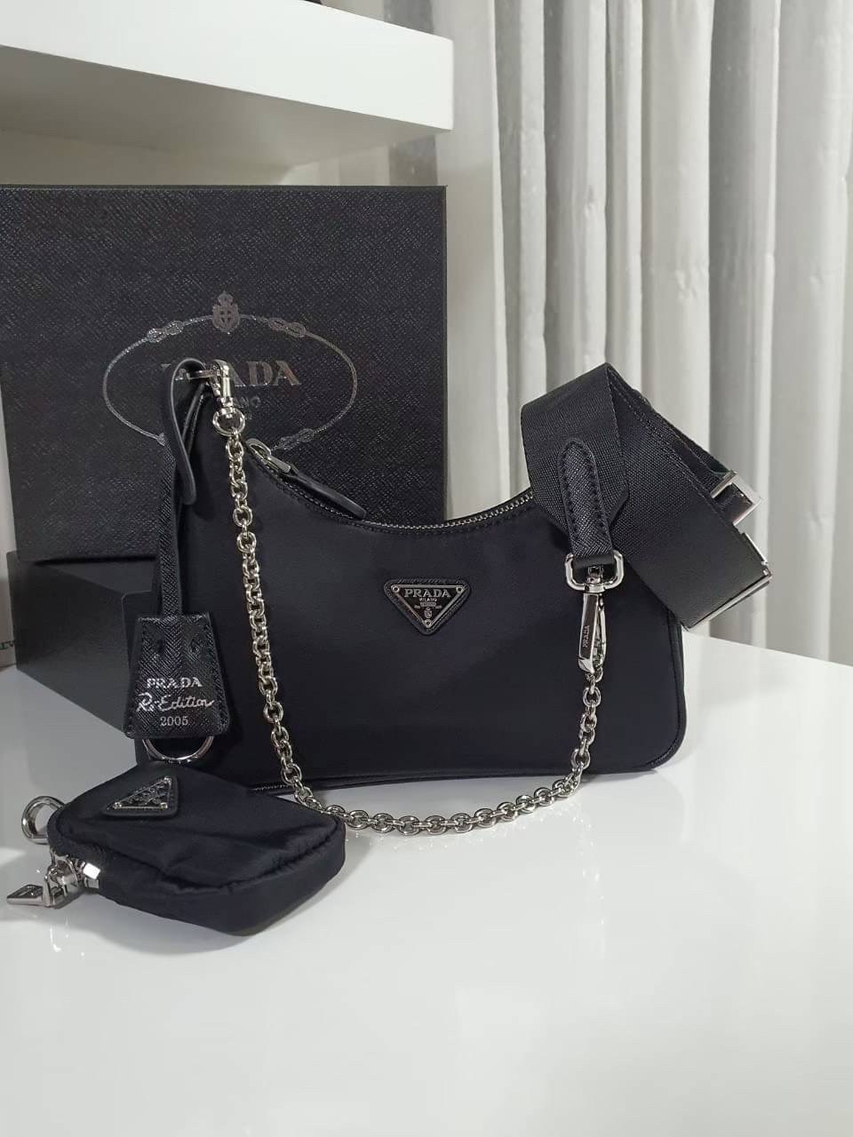 BEST SELLER!! **กำลังมาแรงมากค่ะ กับแบรนด์ PRADA ใบเดียวคุ้มมากค่ะ อุปกรณ์ ครบชุด **ซื้อ1ได้ถึง3ไอเท็ม ทั้งสายยาว และกระเป๋าใส่เหรียญ และป้ายแท็คหนัง อย่างดี **อะไหล่ปั้มแบรนด์แท้ทุกจุด วัสดุทำจากผ้า Nylon อย่างดี กันน้ำได้ อยู่ทรงสวย สามารถใส่กระเป๋าตังค