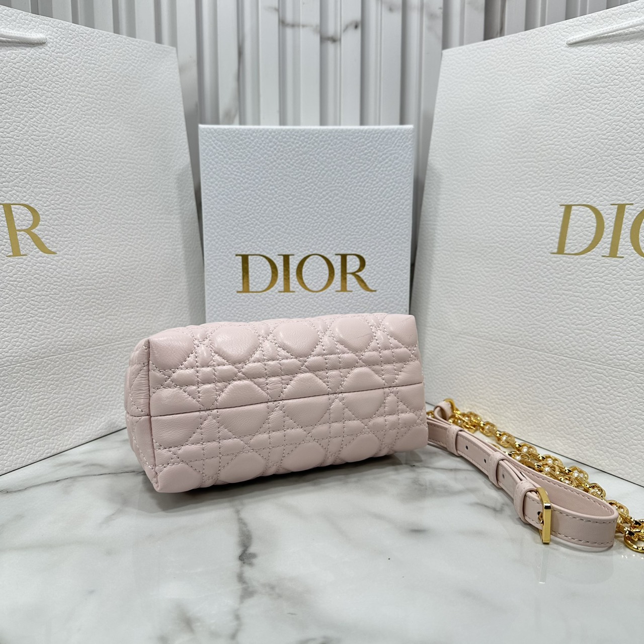 ORI หนังแท้ | Dior Jolie Top Handle Mini Bag กระเป๋าสะพายโจลี่ไซส์มินิหูจับในตัว ดีไซน์หรูหรา โดดเด่นด้วยฝาพับโลหะสีทอง ประดับมุกเรซินสีขาว มาพร้อมสายโซ่มีหนังรองบ่า สะพายไหล่หรือสะพายข้างได้ ทั้งกลางวันและกลางคืน