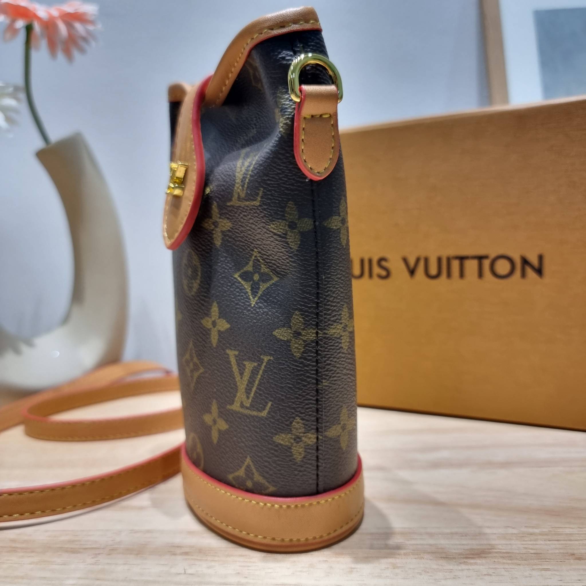 LV FOLD POUCH กระเป๋าสะพายไซส์มินิ น่ารักน่าใช้ มีความกะทัดรัด ไม่เกะกะ แต่สามารถใส่ของจำเป็นได้ ใส่โทรศัพท์ กระเป๋าสตางค์ใบเล็กได้ รูปทรงสวย วัสดุหนังแคนวาส ปากกระเป๋ามีกระดุมแม่เหล็กคาด ใช้งานได้สะดวกยิ่งขึ้น ภายในเป็นช่องโล่ง มาพร้อมสายครอสถอดออกได้ ปร