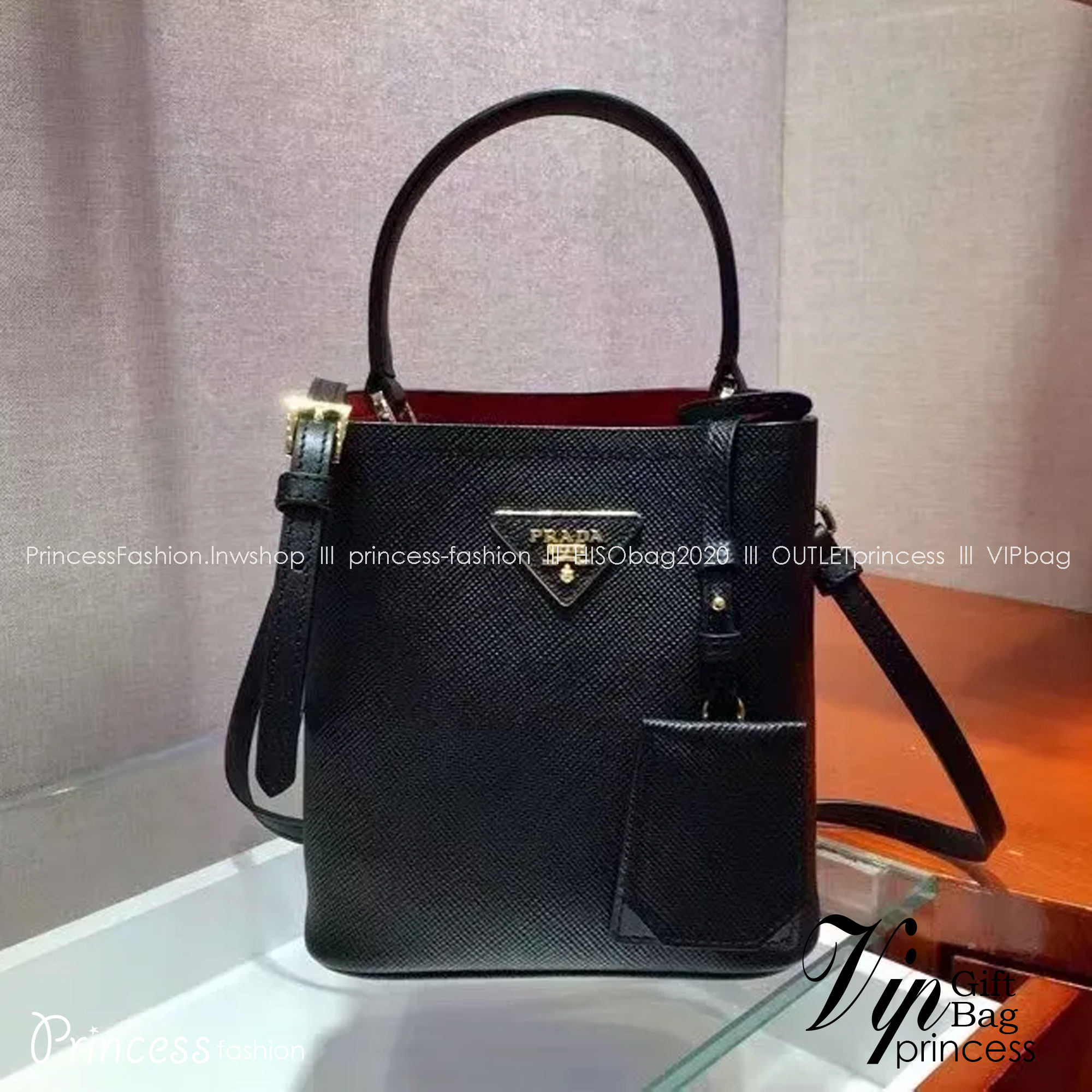 Prada Panier Saffiano Leather Bag / PRADA Saffiano Bucket Bag กระเป๋าสะพายทรง bucket ไซส์น่ารักน่าใช้ ภายในโล่งกว้าง ใส่ของสำคัญได้เลย รีบจับจองกันน้า ราคาสุดคุ้มแบบนี้ ตำเลย!