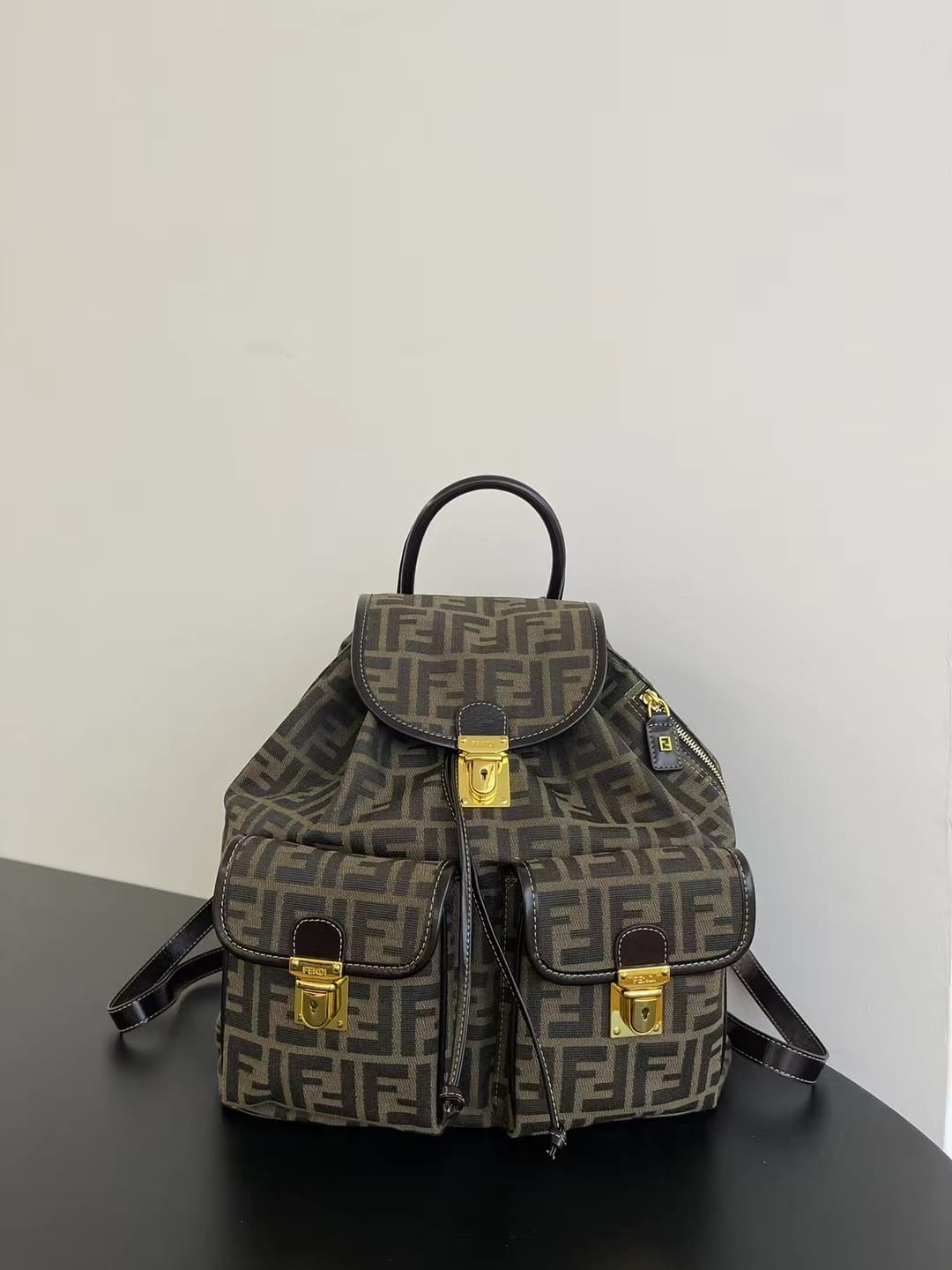 FENDI Zucca Monogram Backpack with 2 pocket กระเป๋าเป้ FF ใบใหญ่จุของได้เยอะ ภายในโล่งกว้าง พร้อมช่องใส่ของด้านหน้าสะดวกใช้งาน นานๆจะมีมาในรูปแบบเป้ให้ครอบครองกันค่า! วันไหนๆ ในไทยหรือ ตปท.ใบเดียวจบ!!