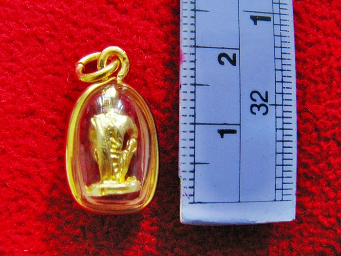 จี้หลวงพ่อคูณนั่ง เนื้อทองพ่นทรายเลี่ยมทองไมครอนค่ะ