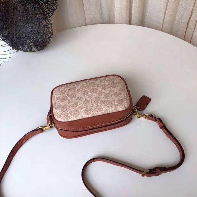COACH Coated Canvas Signature Camera Bag 16 | Tan Rust (1025) เคลียร์สต๊อคมีไม่มากนะคะ! พร้อมส่งค่ะ! กระเป๋าทรงกล่อง pvc หนังนิ่มค่ะ เปิดปิดกระเป๋าแบบซิป ภายในสามารถใส่มือถือได้ทุกรุ่น;กระเป๋าเงินใบกลางได้;ของอื่นๆได้จุค่ะ;มีช่องซิปและช่องเล็กให้ใส่ของจุก