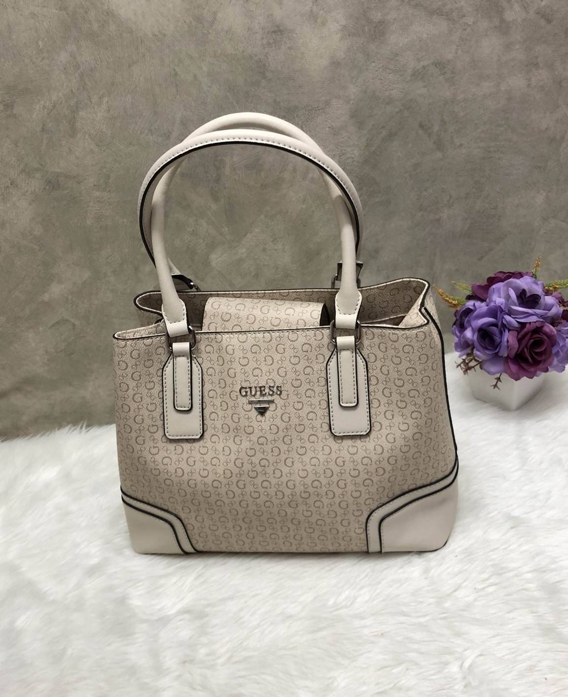 New GUESS FOXWOOD LARGE BAG พร้อมส่ง!!! กระเป๋าถือหรือสะพายแบบคล้องไหล่ได้ วัสดุหนังลายGทั้งใบ ด้านหน้าติดโลโก้แบรนด์หรู เปิดปิดกระเป๋าแบบแบบแม่เหล็ก ด้านในมี3ช่อง มีข่องซิปกลาง ช่องหลักหน้าหลัง ภายในช่องกว้างมากค่ะ ใส่ของจุทีเดียว พร้อมช่องเล็กใส่ของจุกจ