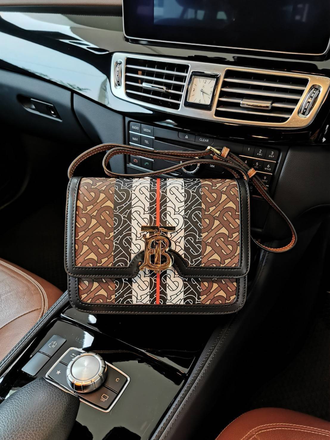 พรีเมี่ยมกิ๊ฟแท้ 100% 】BURBERRY FRAGRANCES LEATHER CROSSBODY BAG VIP GIFT WITH PURCHASE (GWP) กระเป๋าสะพายพรีเมี่ยมกิ๊ฟรุ่นใหม่ล่าสุด Limited จาก BURBERRY Perfume DutyFree