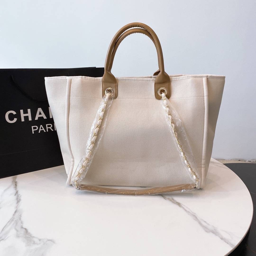 VIP 】รุ่นใหม่ล่าสุด!! ที่สาวๆรอคอย CHANEL CANVAS PEARL LARGE TOTE จากงานพรีเมี่ยม VIP GIFT รุ่นดังเลยค้า ไซส์ใหญ่อลังมากก บอกเลยว่า งานดีที่สุด ตัวกระเป๋า กระเป๋าผ้าเป็นผ้า CANVAS คาดด้วยหนังแท้สีน้ำตาล เนื้อดีสมราคา สัมผัส นุ่มลื่นมือมากกกก อะไหล่เงินปั้