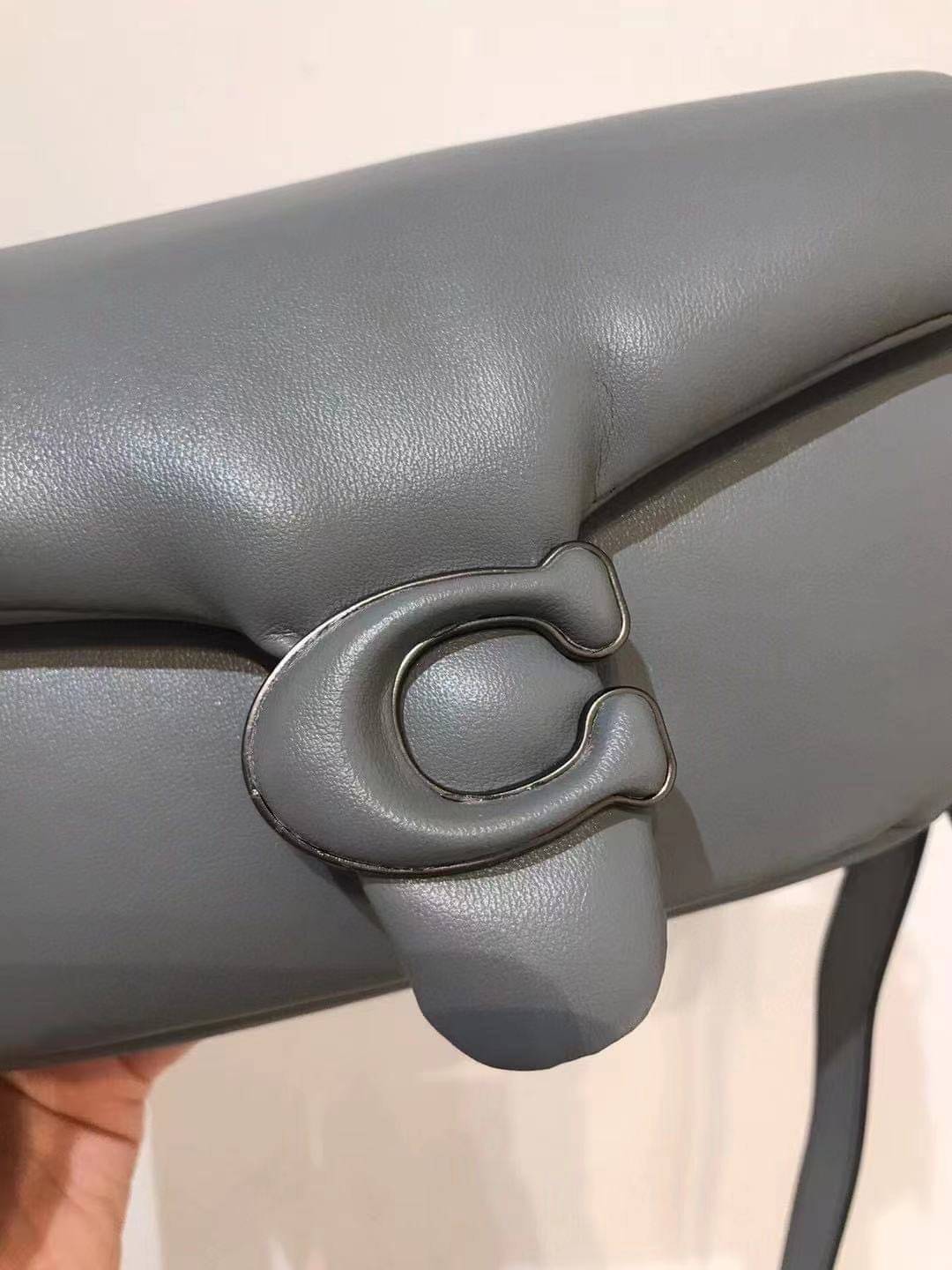 Coach Pillow Tabby Shoulder Bag 18 หนัง nappa หนานิ่ม นุ่มมากๆ รุ่นใหม่ล่าสุดค่ะ! พร้อมโลโก้รุ่นใหม่ด้วยเช่นกัน เพิ่มความหรู ดูดีเข้าไปอีกค่ะ เปิดปิดกระเป๋าแบบกระดุมแมาเหล็ก ภายในมีช่องใส่ของสองช่อง; สามารถใส่กระเป๋าเงินใบสั้นได้;พาสปอร์ตได้;มือถือได้ ค่ะ