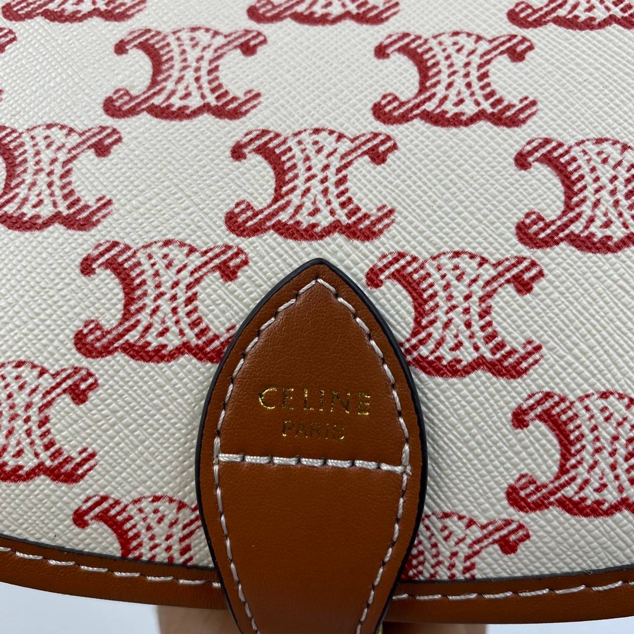 VIP GIFT 】หนังแท้ Celine Women Medium Folco Bag in Triomphe Canvas and Calfskin หากใครที่กำลังมองหากระเป๋าสะพายข้าง ขนาดกะทัดรัด และเรียบหรู ต้องใบนี้เลยค่ะ เป็นกระเป๋าเปิดปิดแบบแบบฝาผับที่มีรูปทรงโค้งและที่ล็อกรูปทรงคล้ายเข็มขัด อีกทั้งยังสะท้อนความสวยสไ