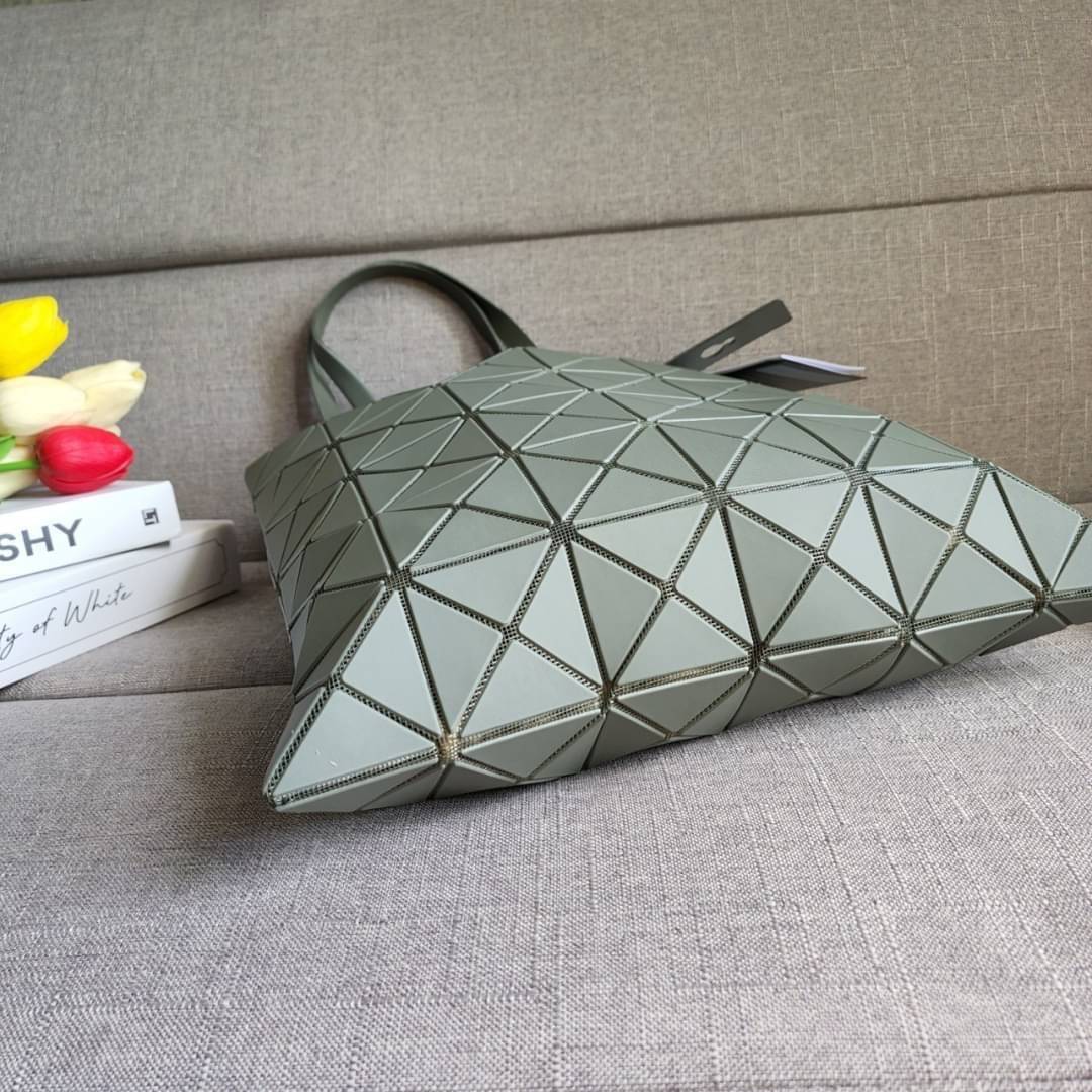 BAO BAO ISSEY MIYAKE LUCENT ONE-TONE กระเป๋า Bao Bao จากแบรนด์ดัง Issey Miyake แบรนด์แฟชั่นจากประเทศญี่ปุ่น ซึ่งมีสินค้ามากมายไม่ว่าจะเป็นเสื้อผ้า นาฬิกา น้ำหอม และที่ขาดไม่ได้นั่นก็คือ กระเป๋า Bao Bao ที่มีความพิเศษในเรื่องของวัสดุและดีไซน์ที่ครองใจสถาปน